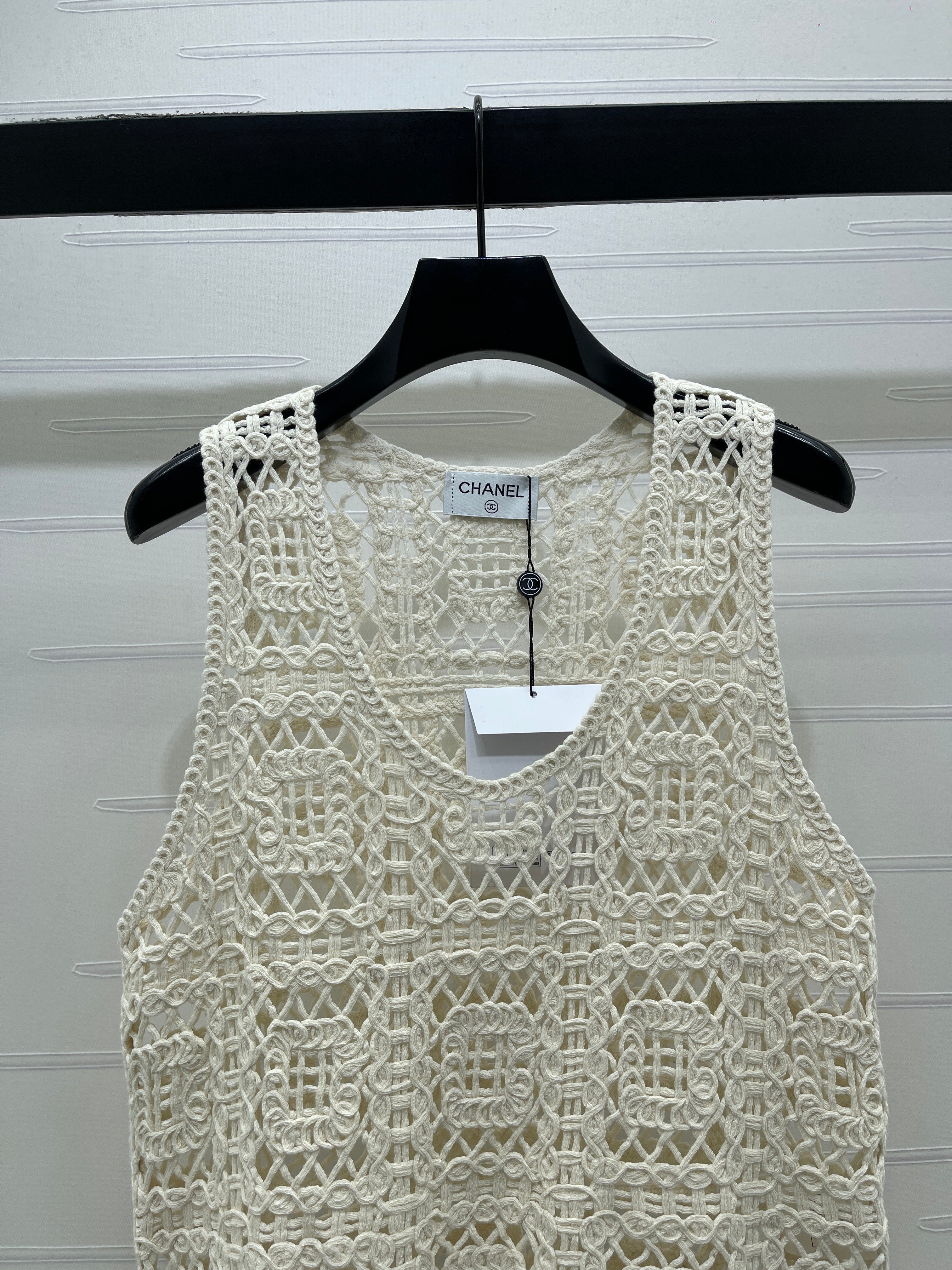 Hollow-out 3D floral knit vest