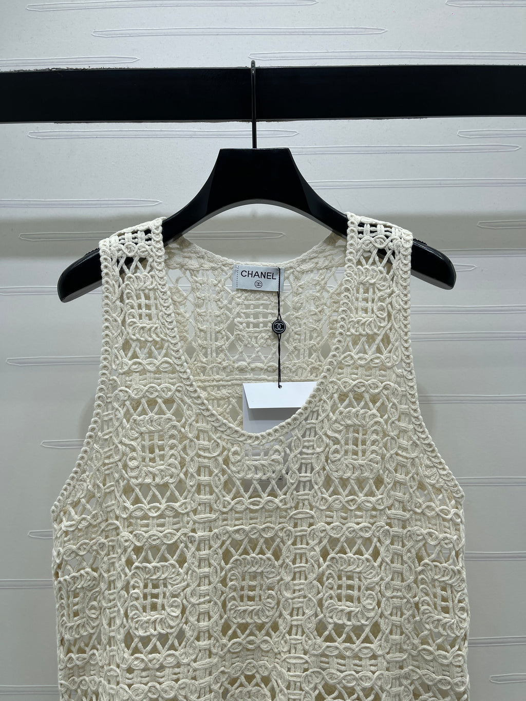 Hollow-out 3D floral knit vest