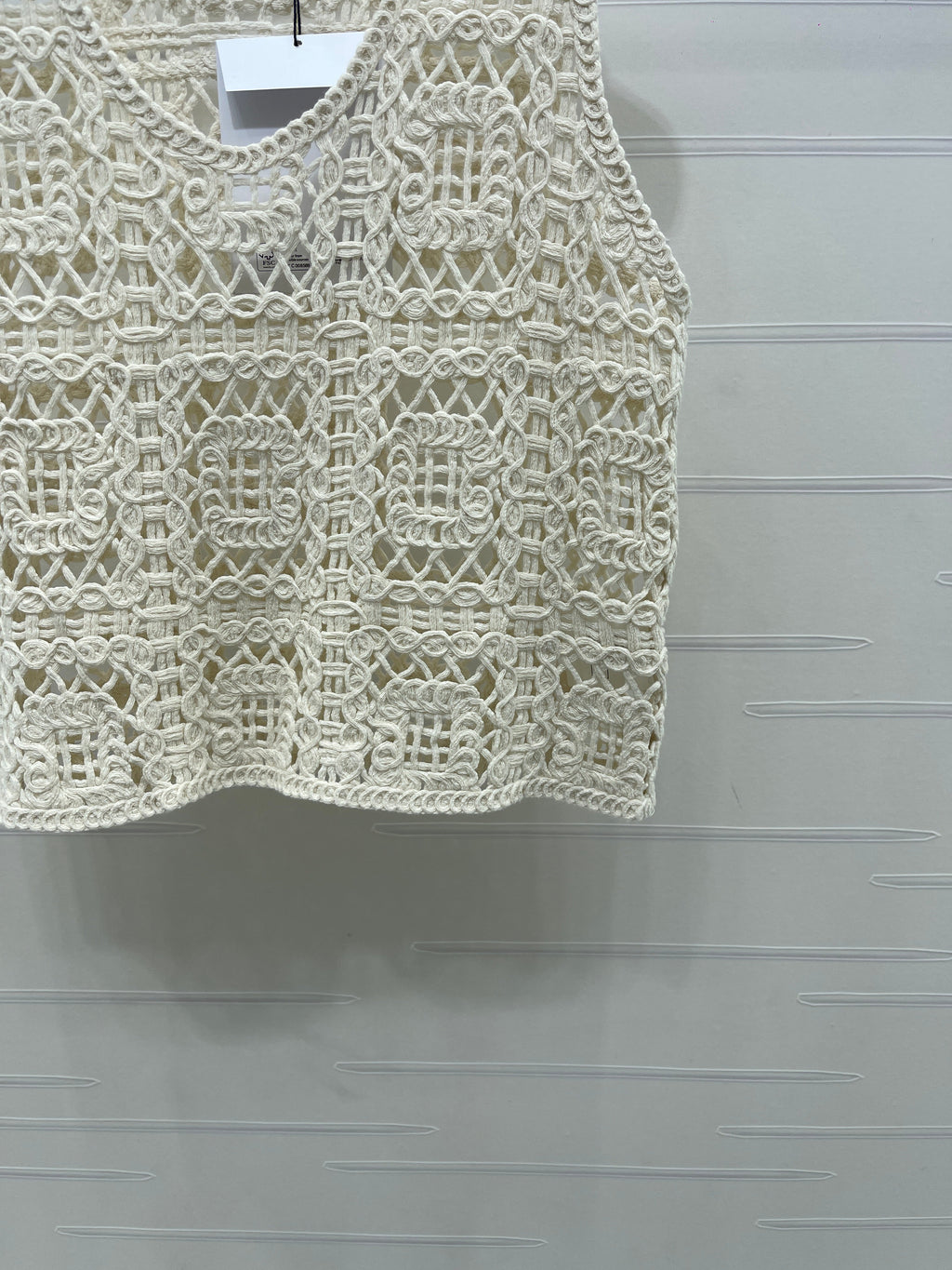 Hollow-out 3D floral knit vest