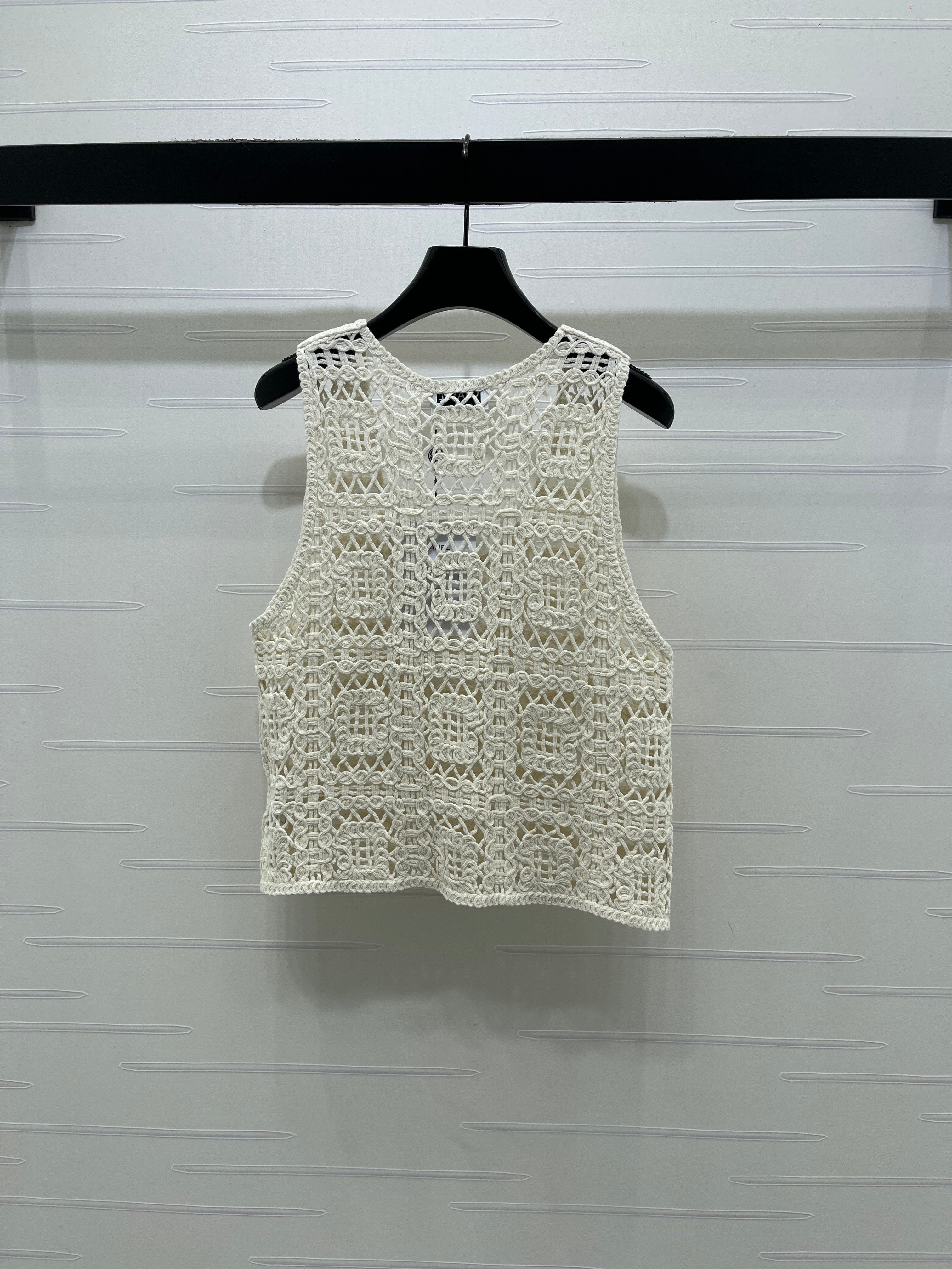 Hollow-out 3D floral knit vest