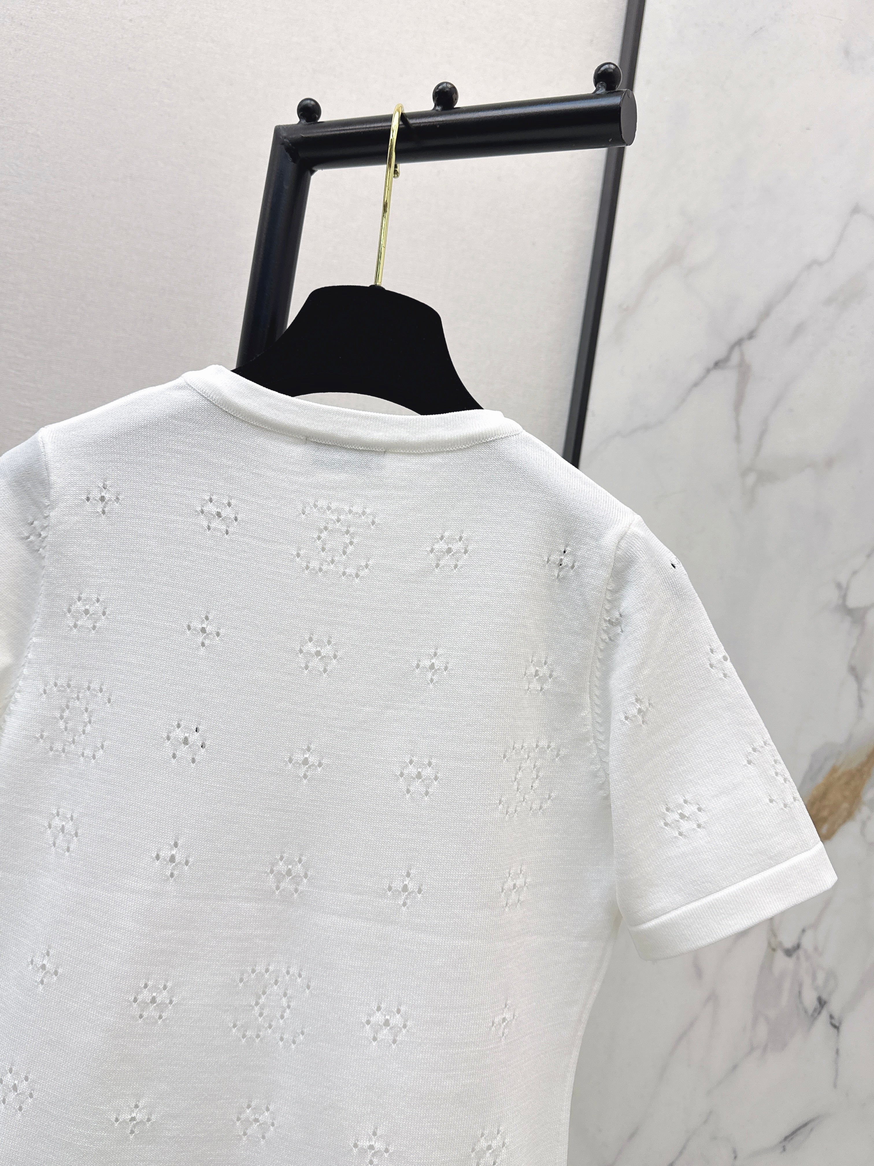 Hollow-out short-sleeved t-shirt