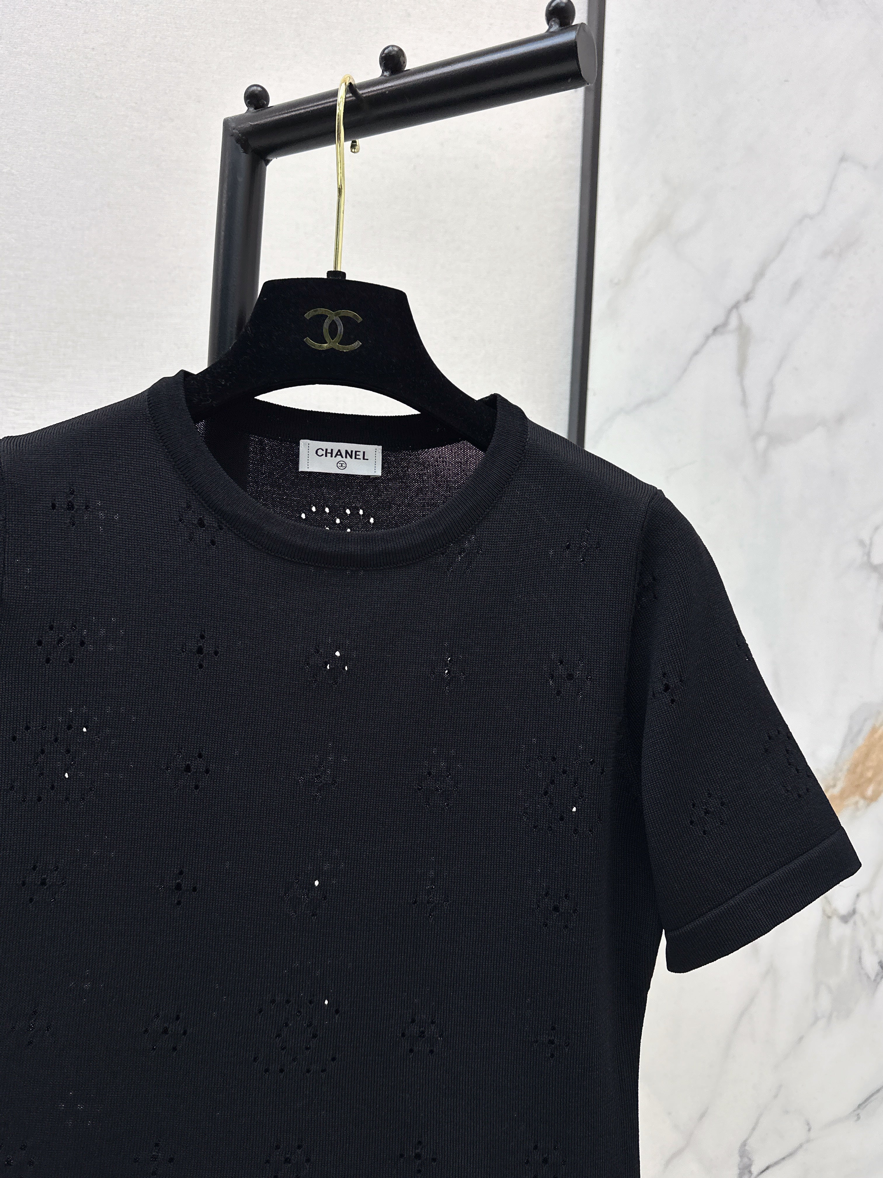 Hollow-out short-sleeved t-shirt