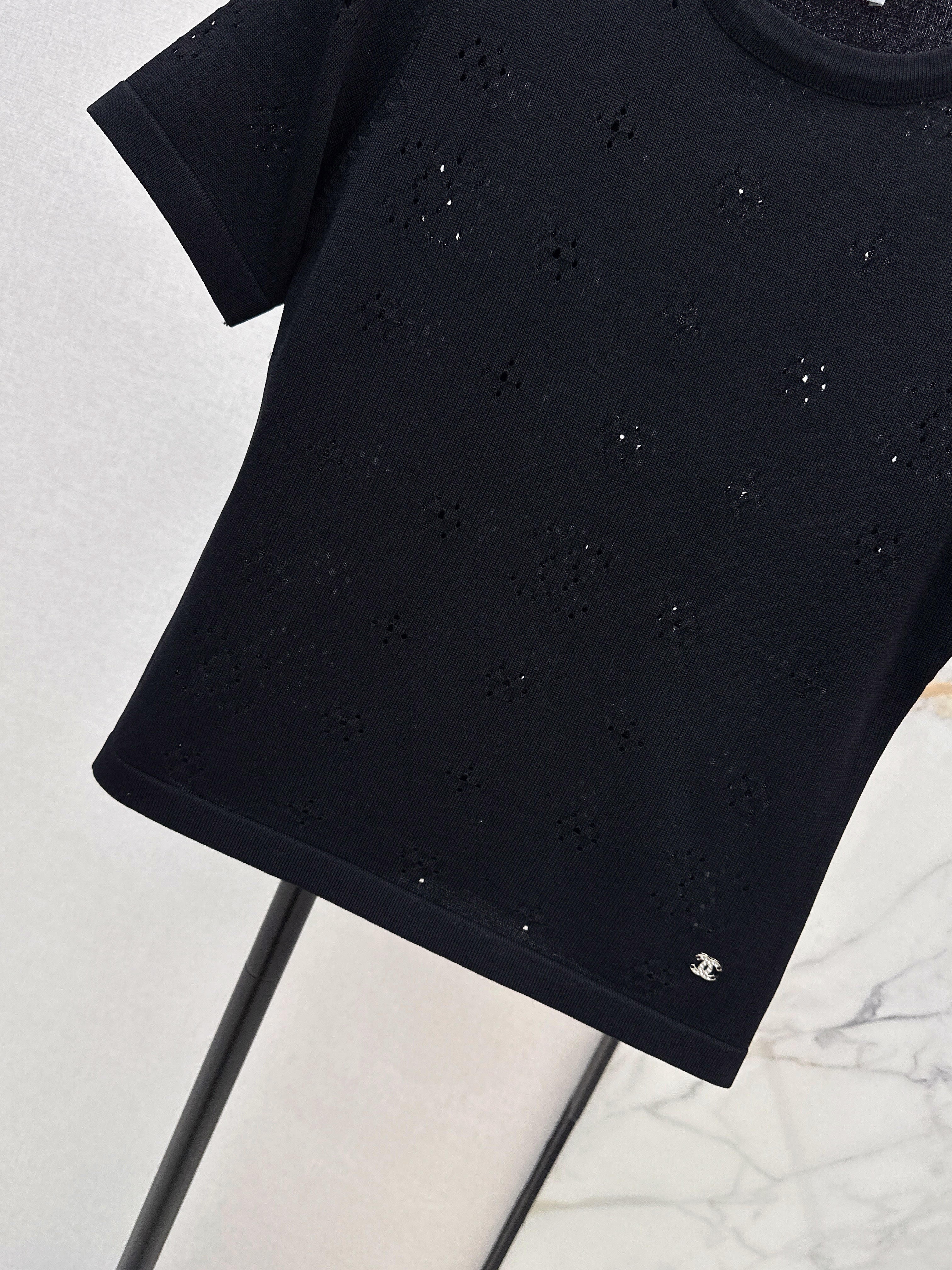 Hollow-out short-sleeved t-shirt