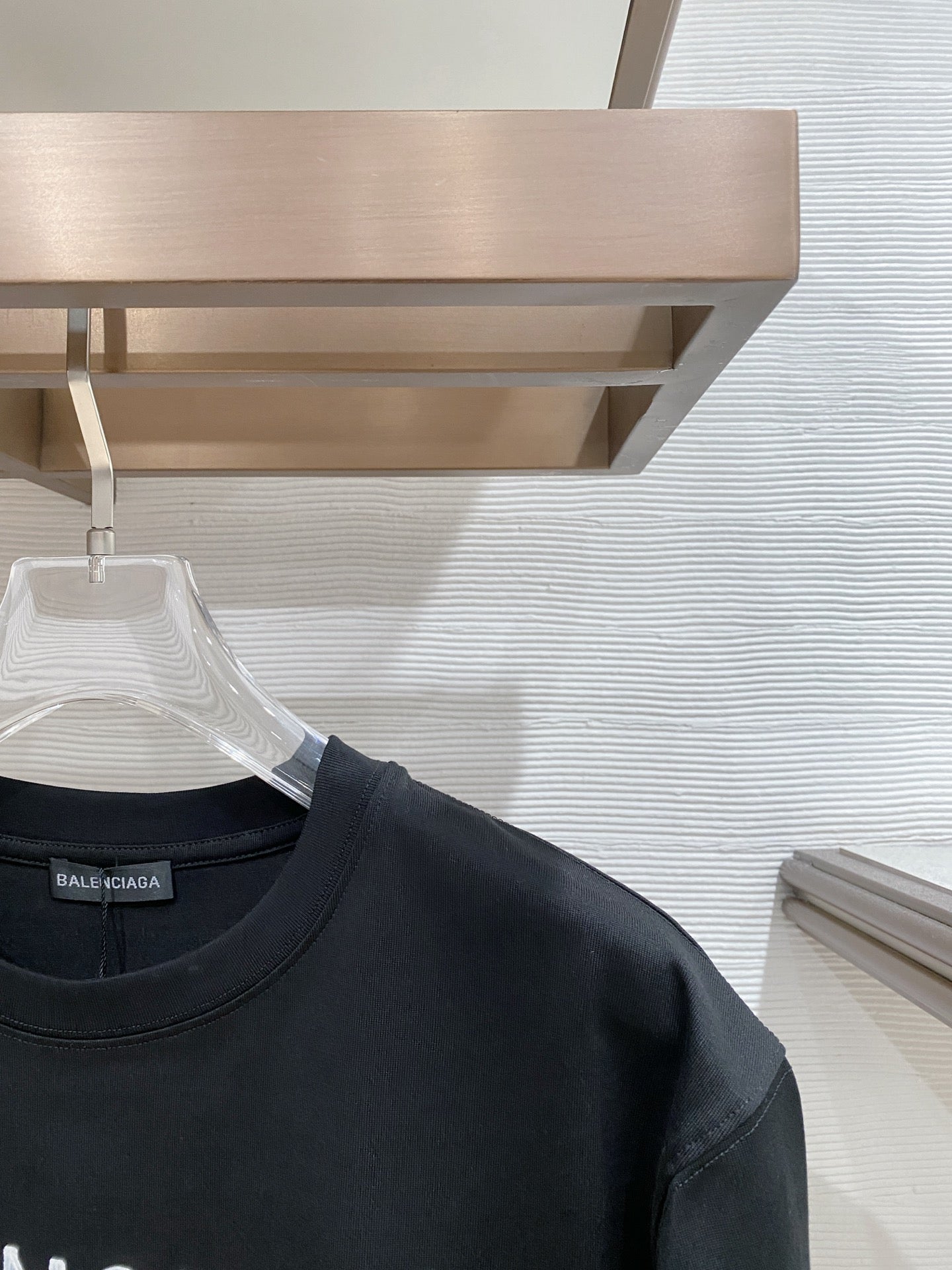 Short-sleeved crew neck T-shirt