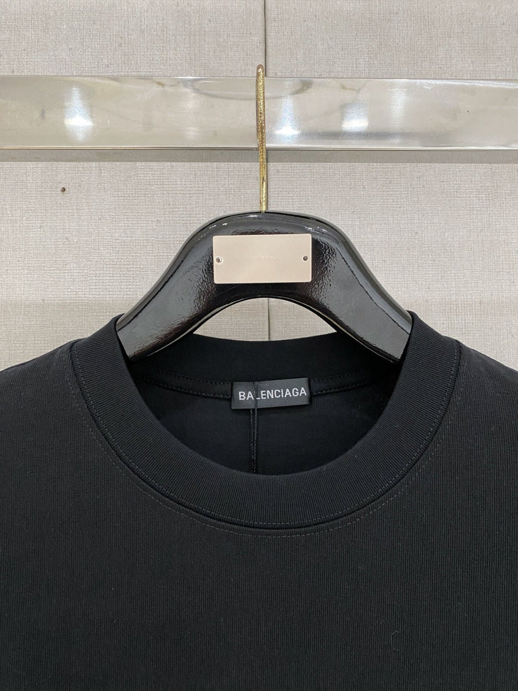 Short-sleeved crew neck T-shirt