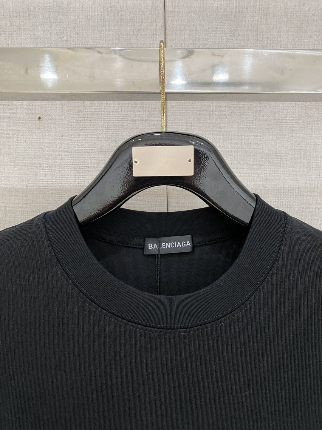 Short-sleeved crew neck T-shirt