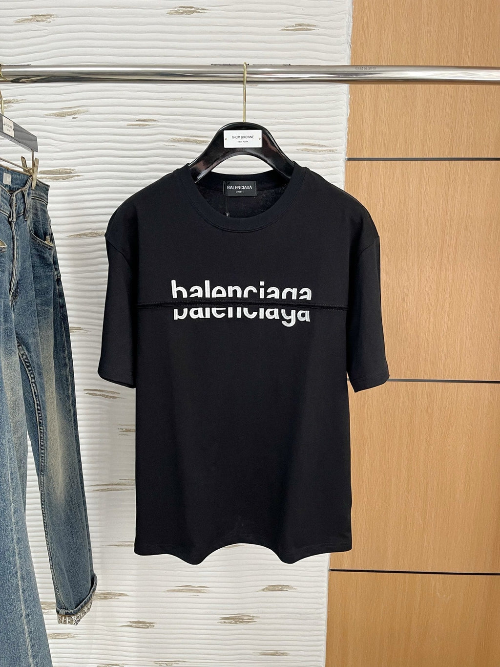 Simple and trendy short-sleeved shirt