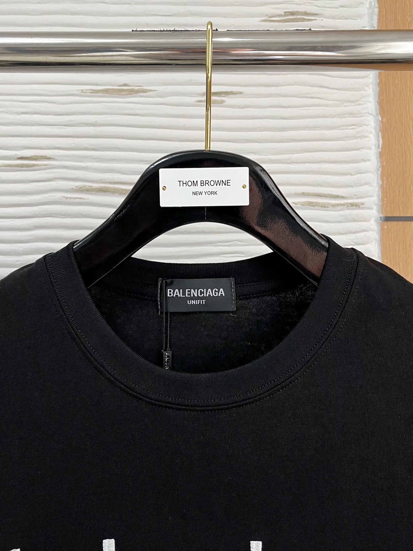Simple and trendy short-sleeved shirt