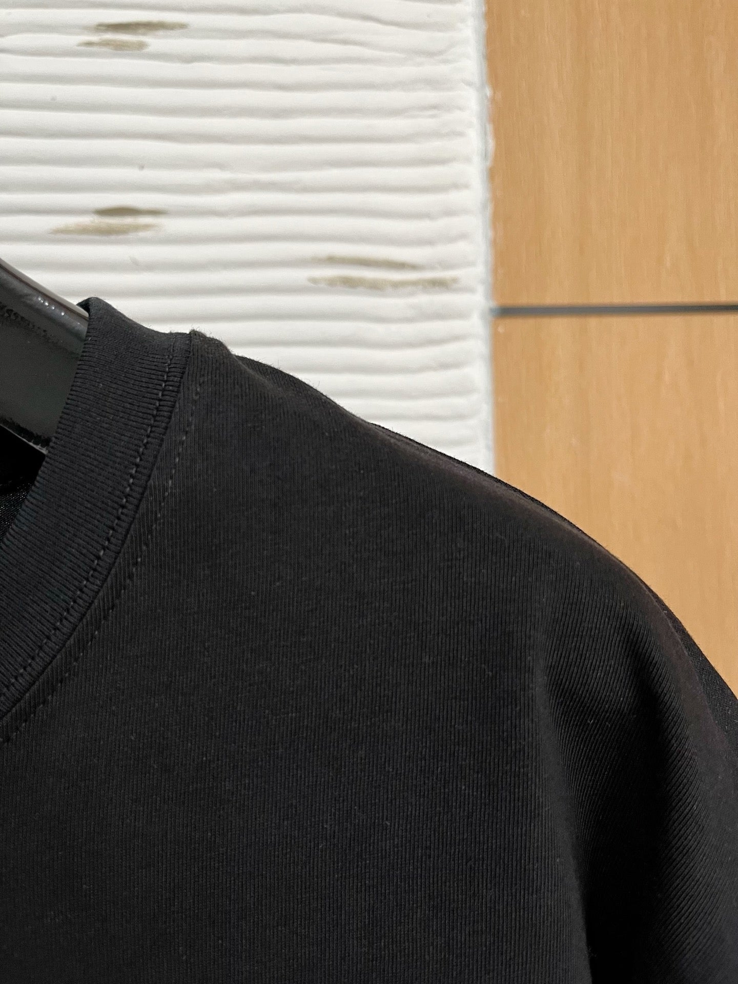 Simple and trendy short-sleeved shirt