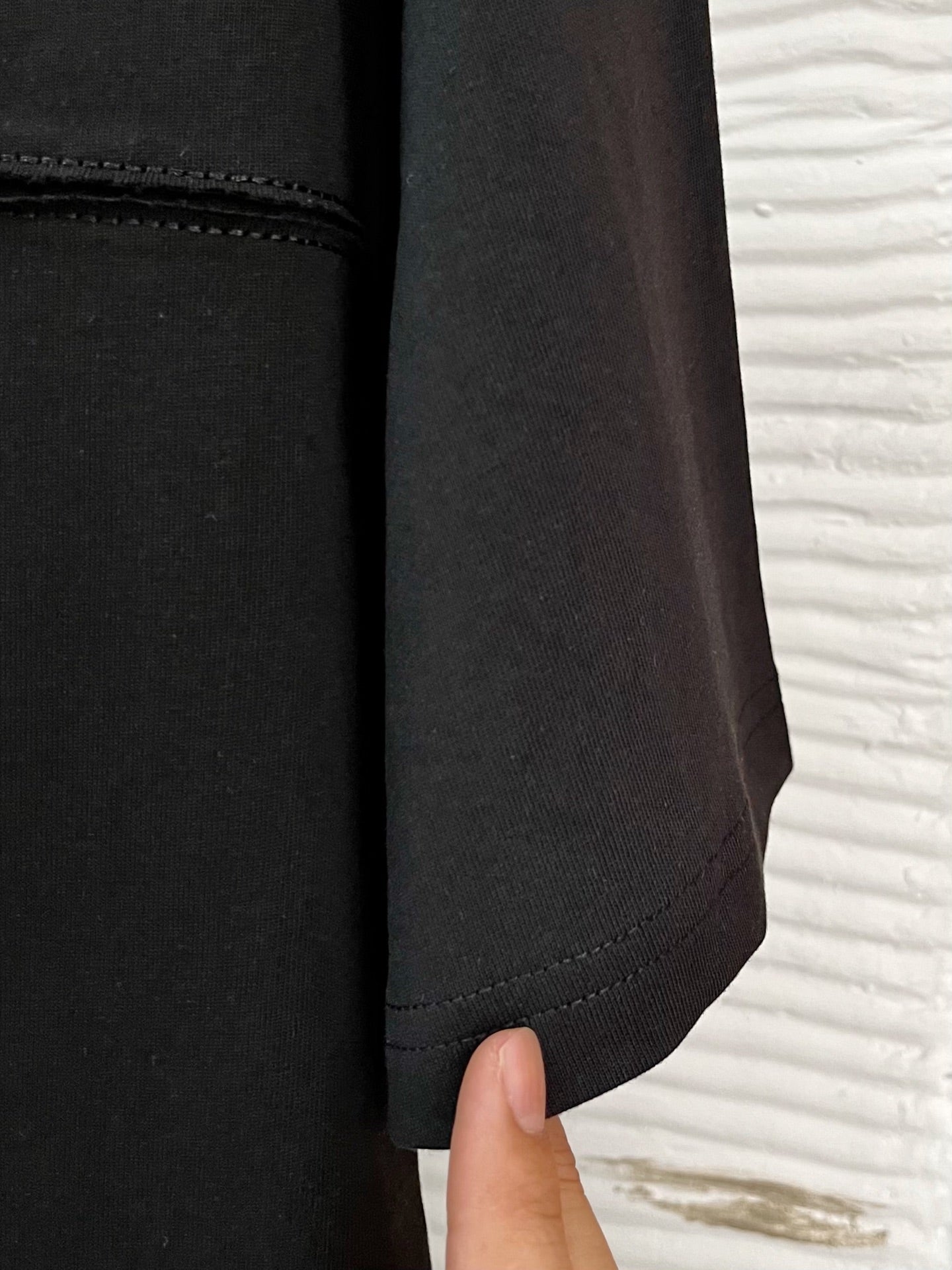 Simple and trendy short-sleeved shirt