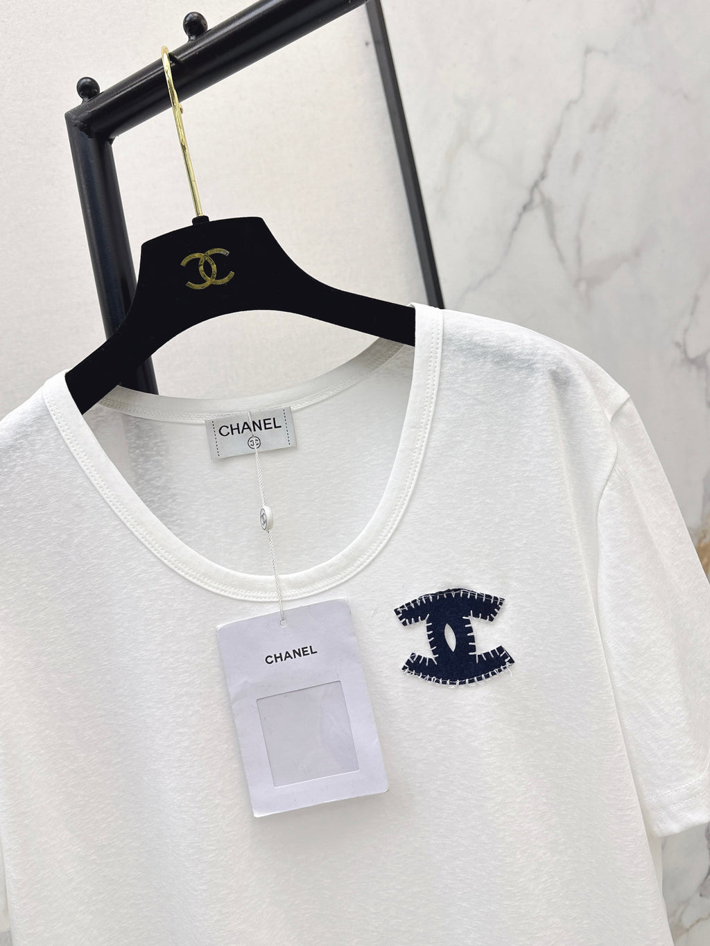 White crew neck short-sleeved T-shirt