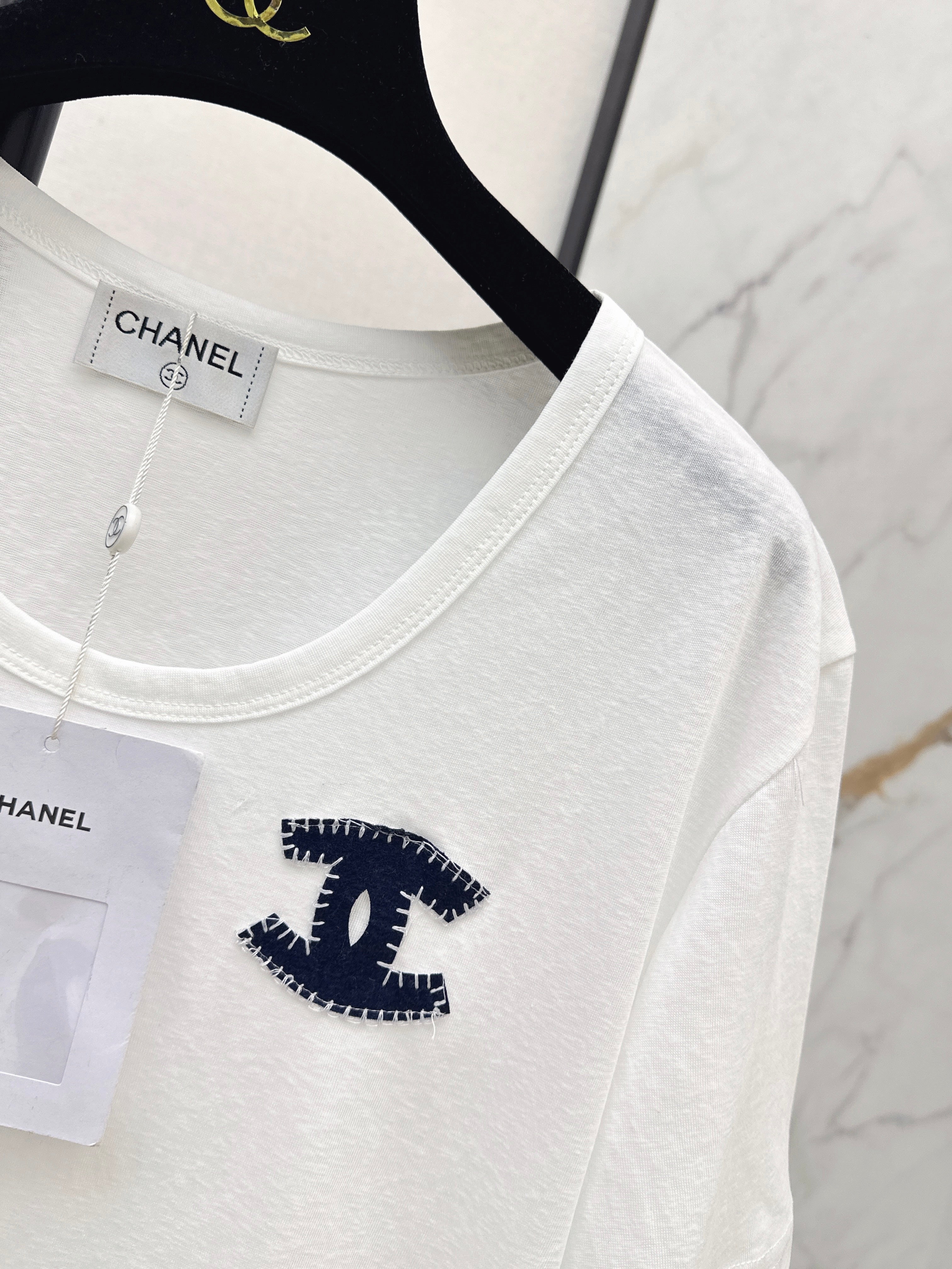 White crew neck short-sleeved T-shirt