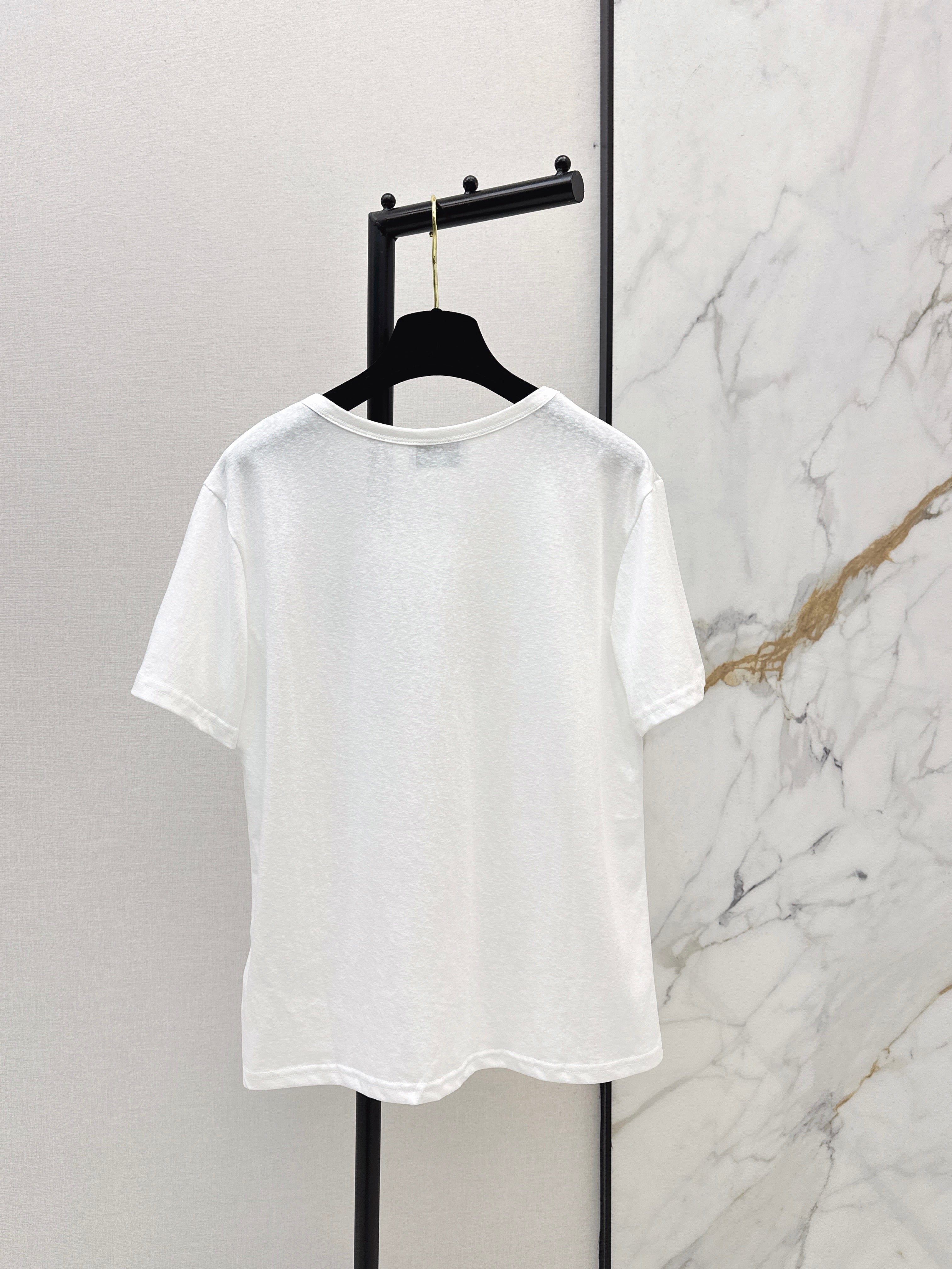 White crew neck short-sleeved T-shirt