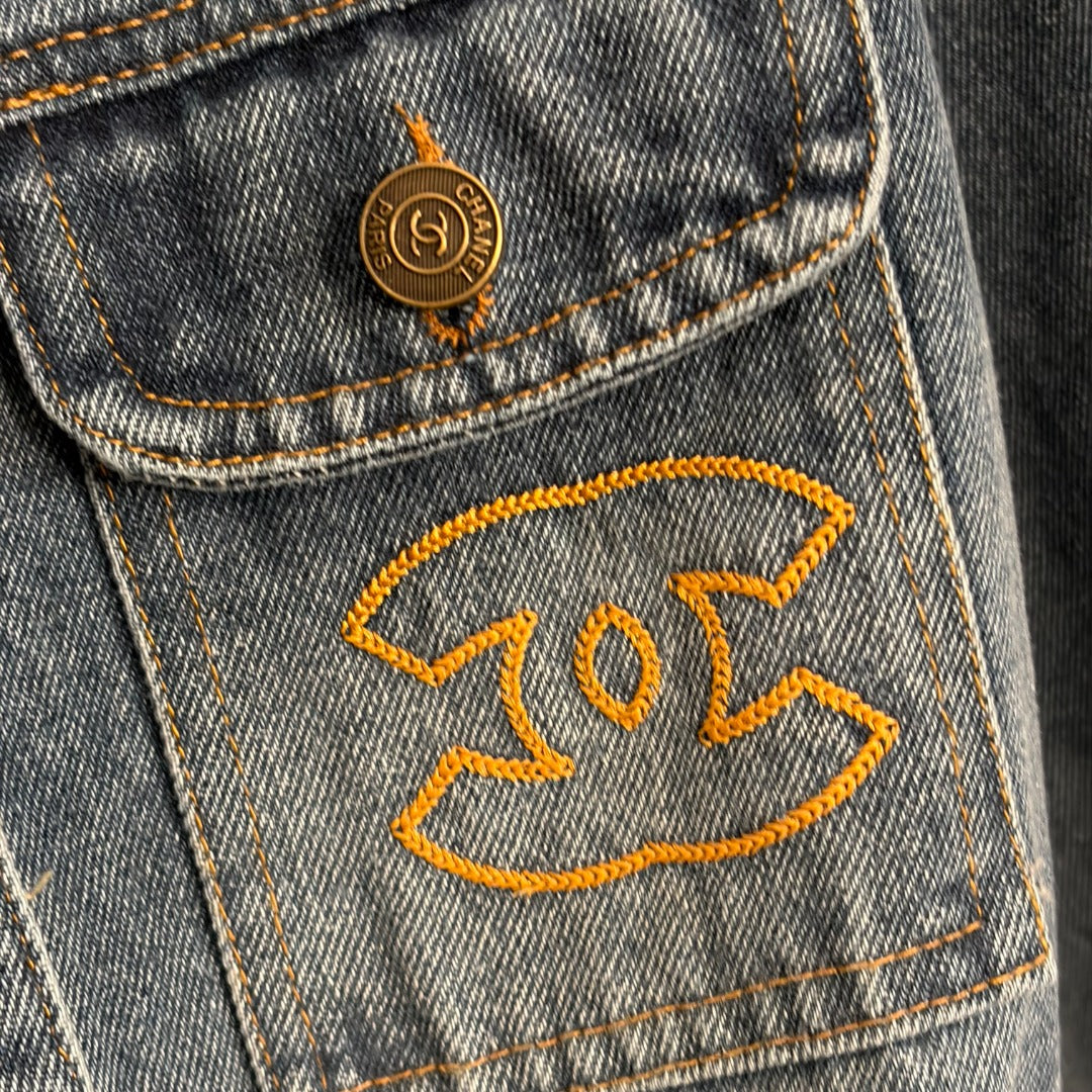 Multi-pocket, drawstring, fitted waist, lapel, long-sleeved denim jacket