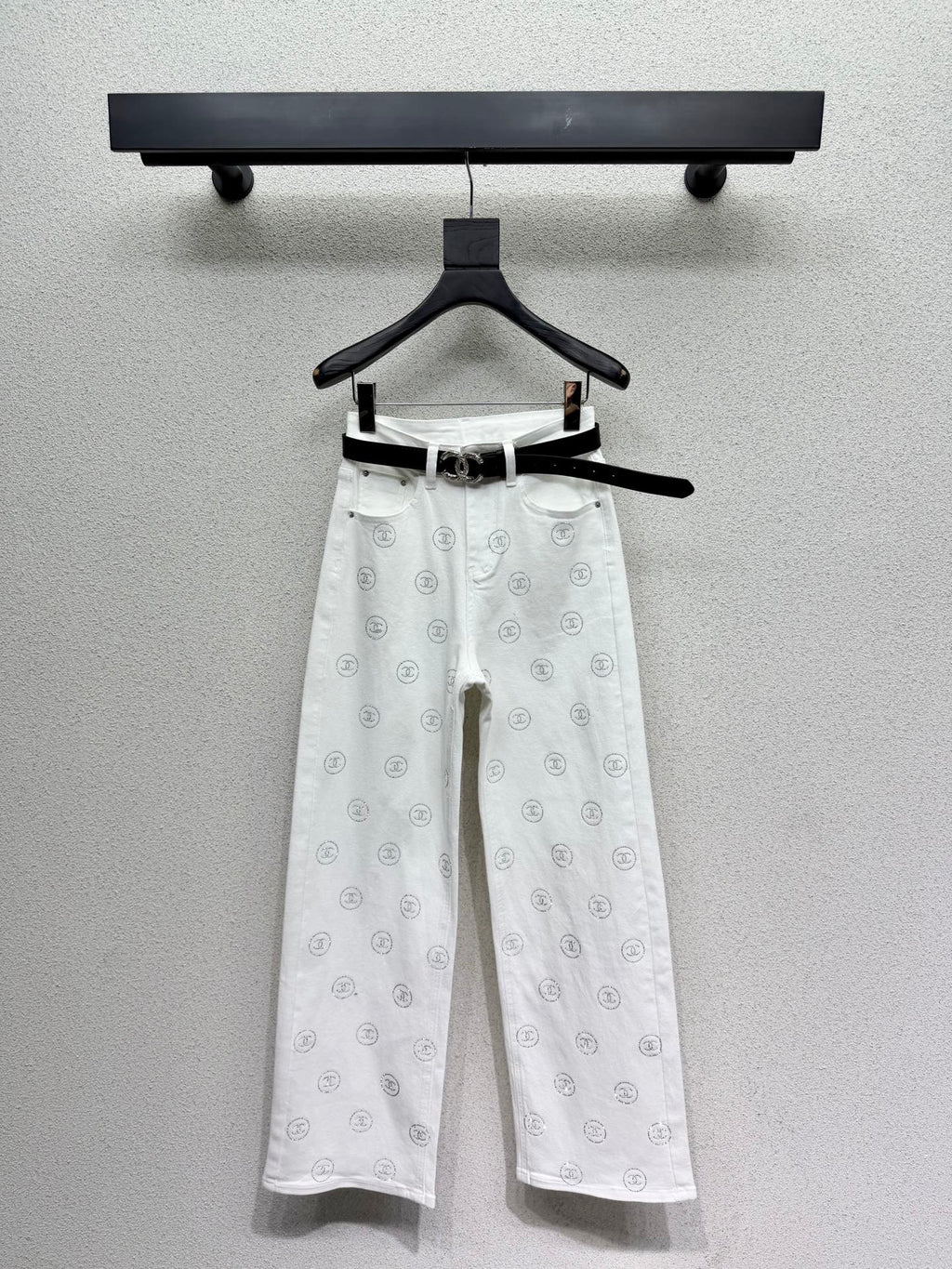 Rhinestone-embellished straight-leg wide-leg jeans with belt