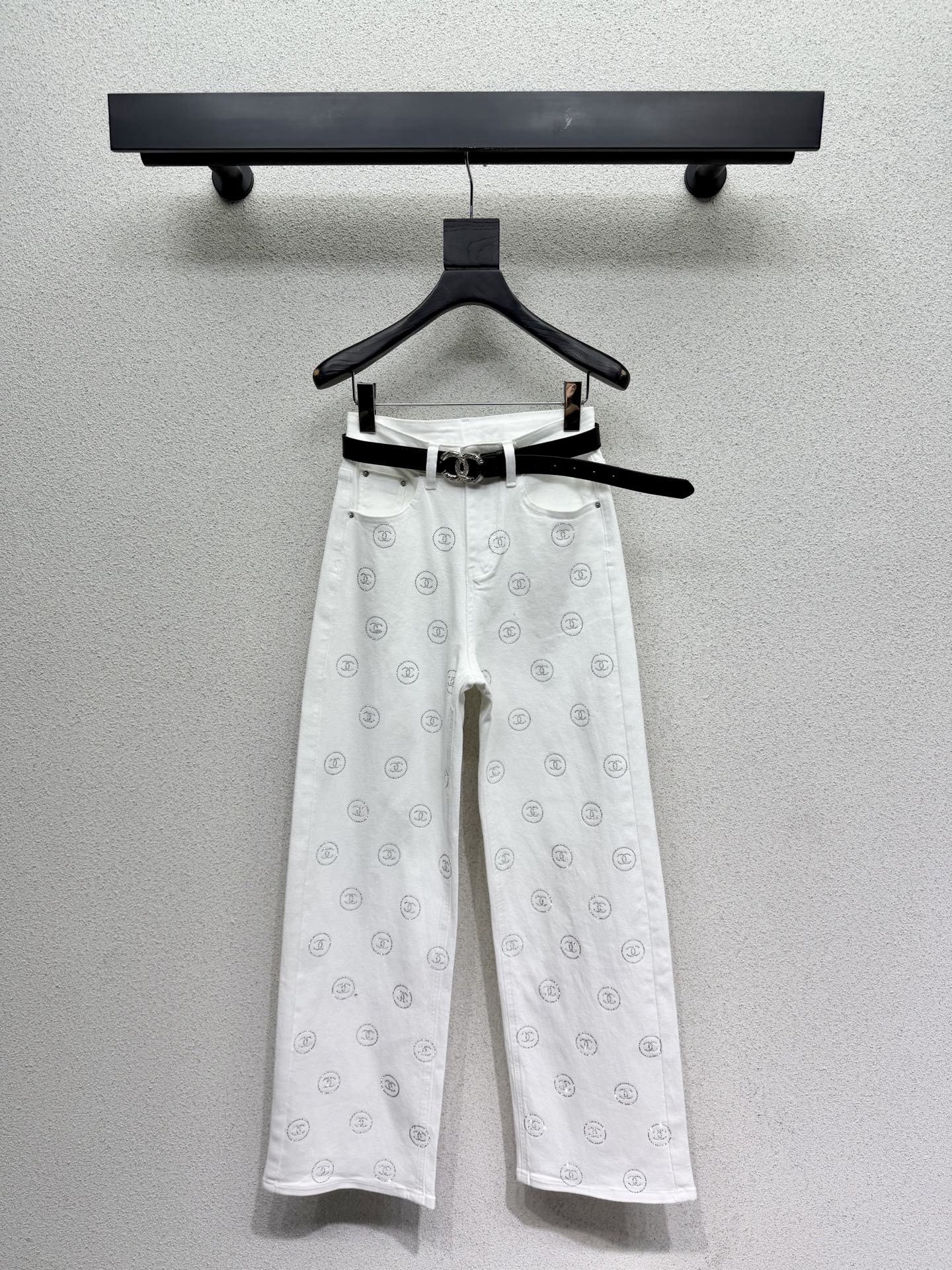 Rhinestone-embellished straight-leg wide-leg jeans with belt