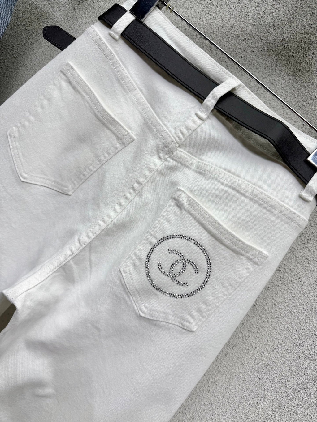 Rhinestone-embellished straight-leg wide-leg jeans with belt