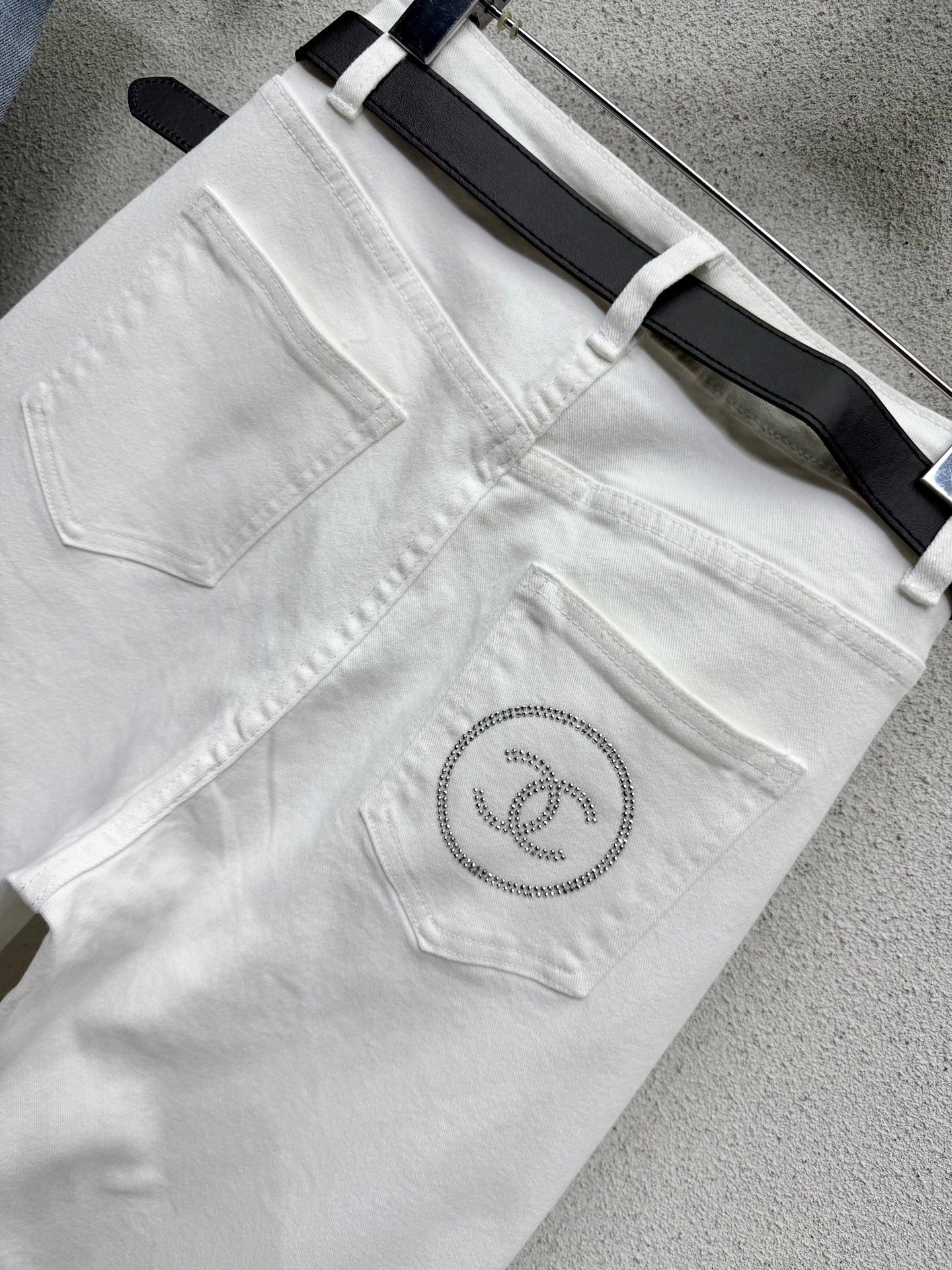 Rhinestone-embellished straight-leg wide-leg jeans with belt