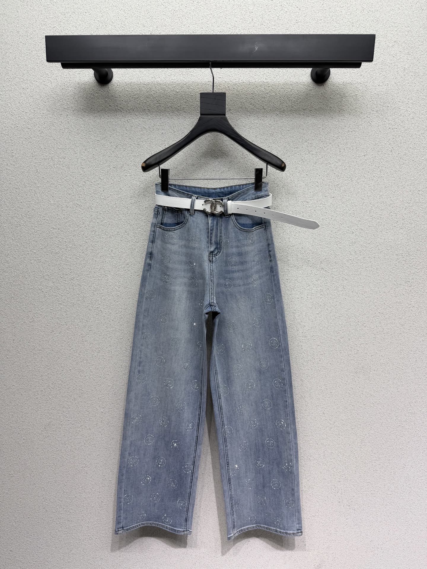 Rhinestone-embellished straight-leg wide-leg jeans with belt