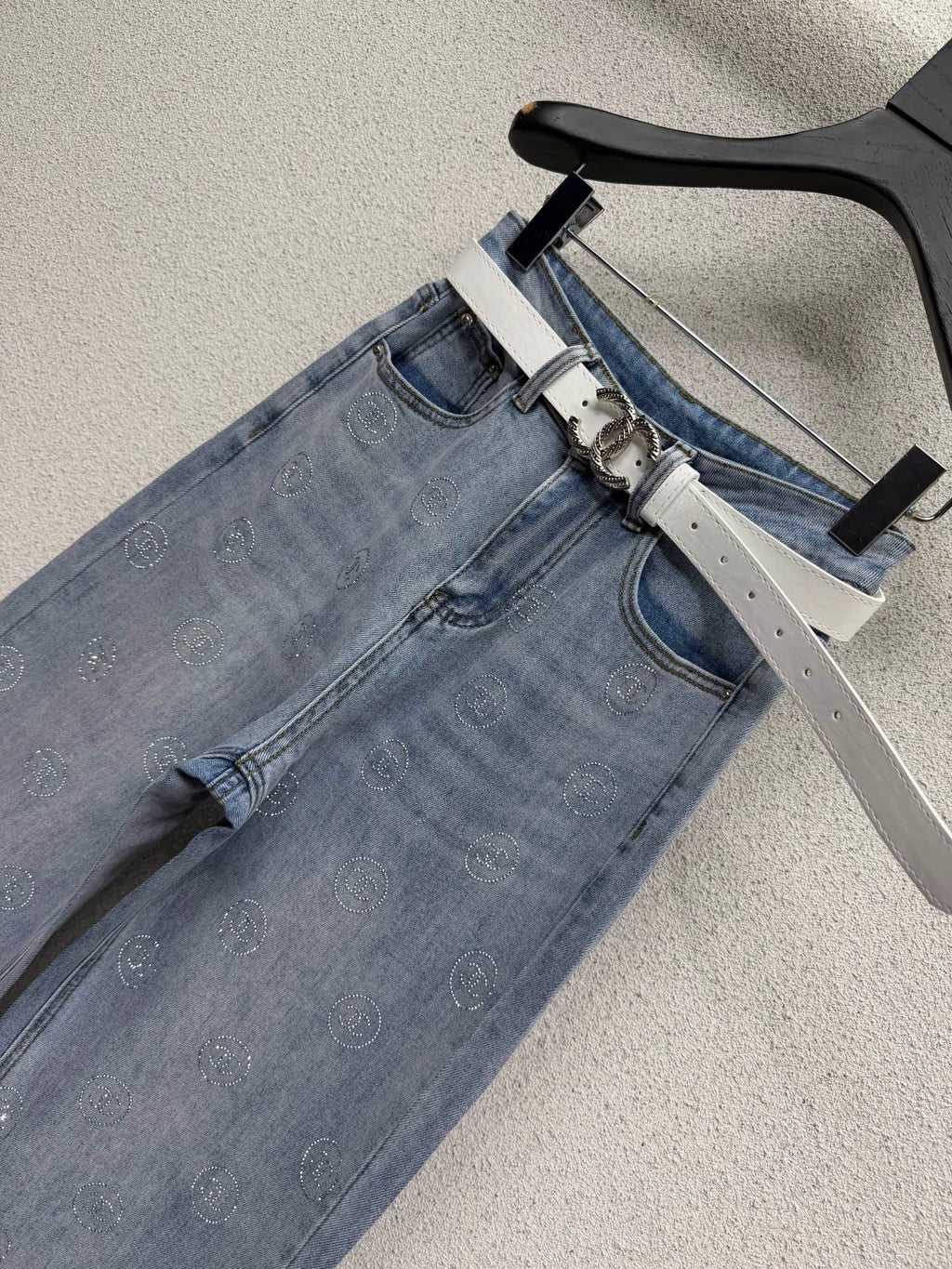 Rhinestone-embellished straight-leg wide-leg jeans with belt