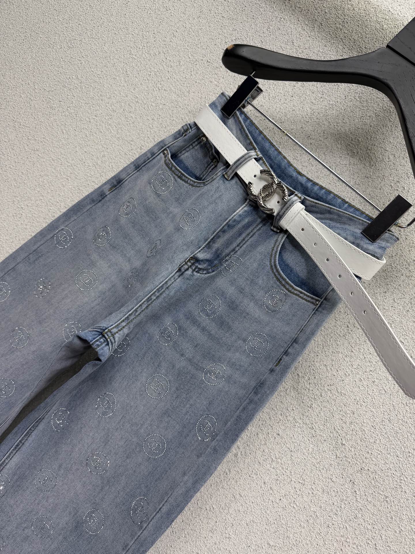 Rhinestone-embellished straight-leg wide-leg jeans with belt