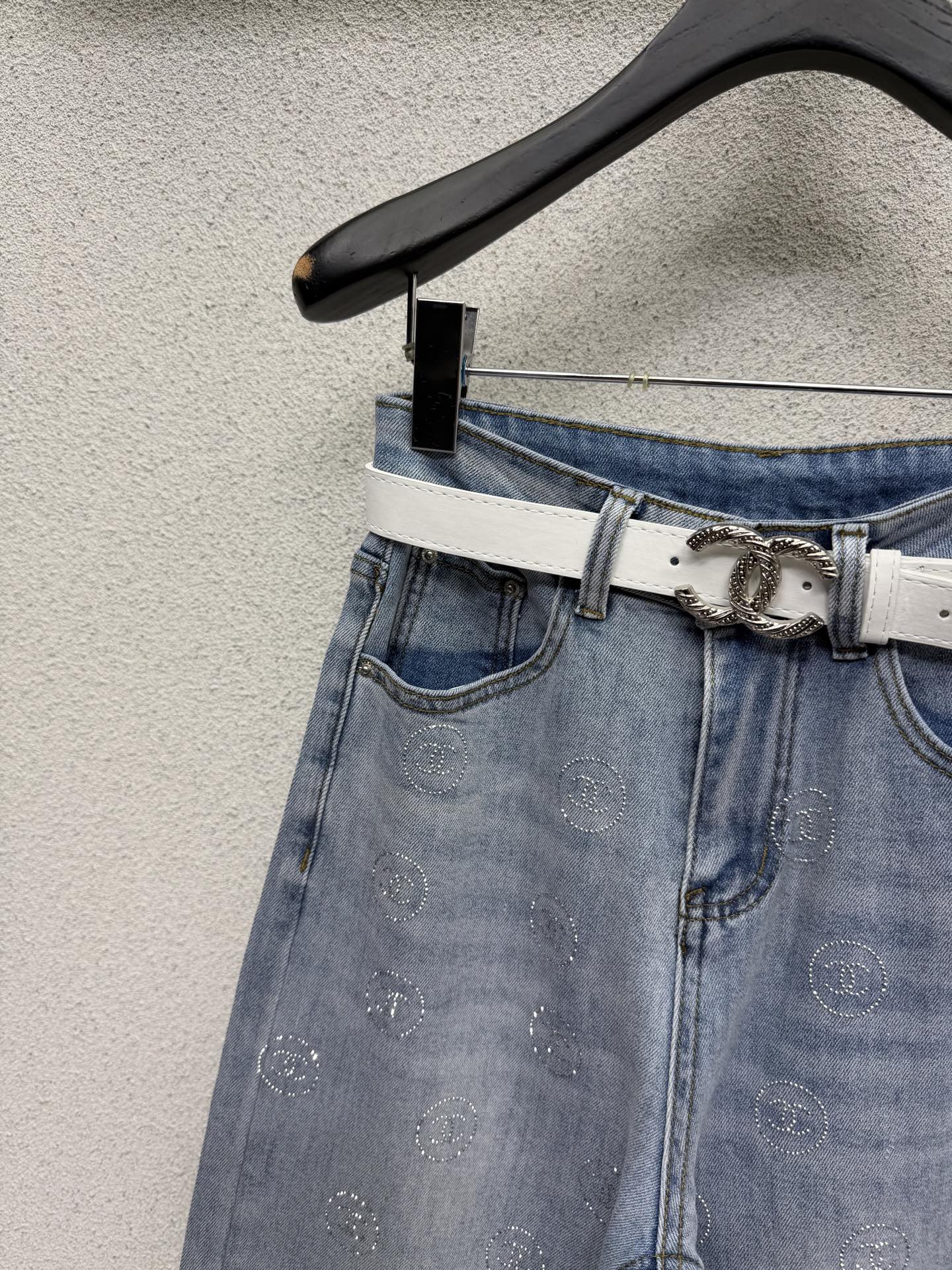 Rhinestone-embellished straight-leg wide-leg jeans with belt