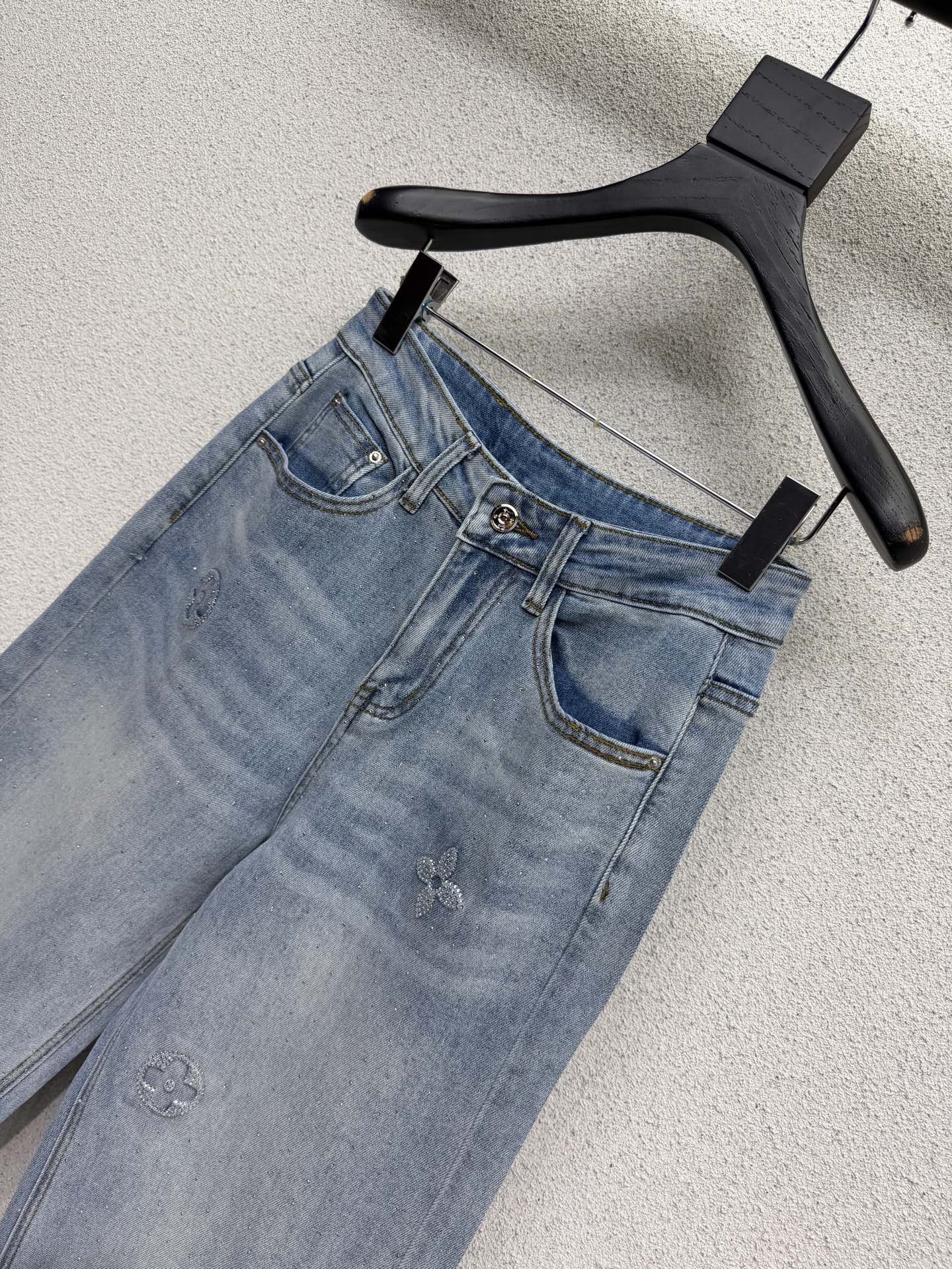 Rhinestone-studded straight-leg wide-leg jeans