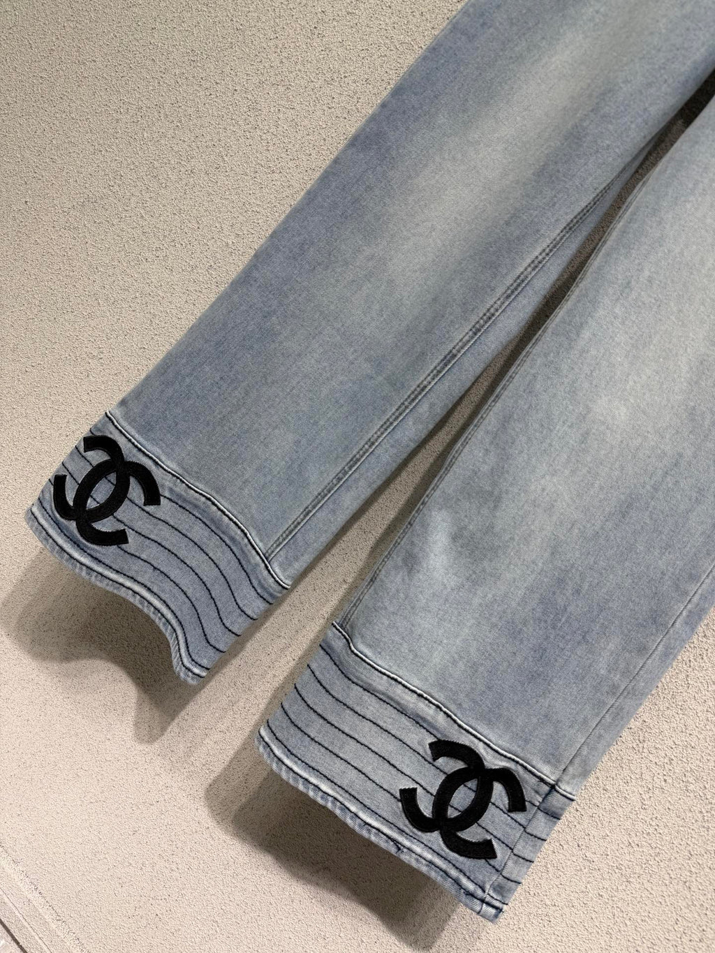 Straight-leg wide-leg jeans