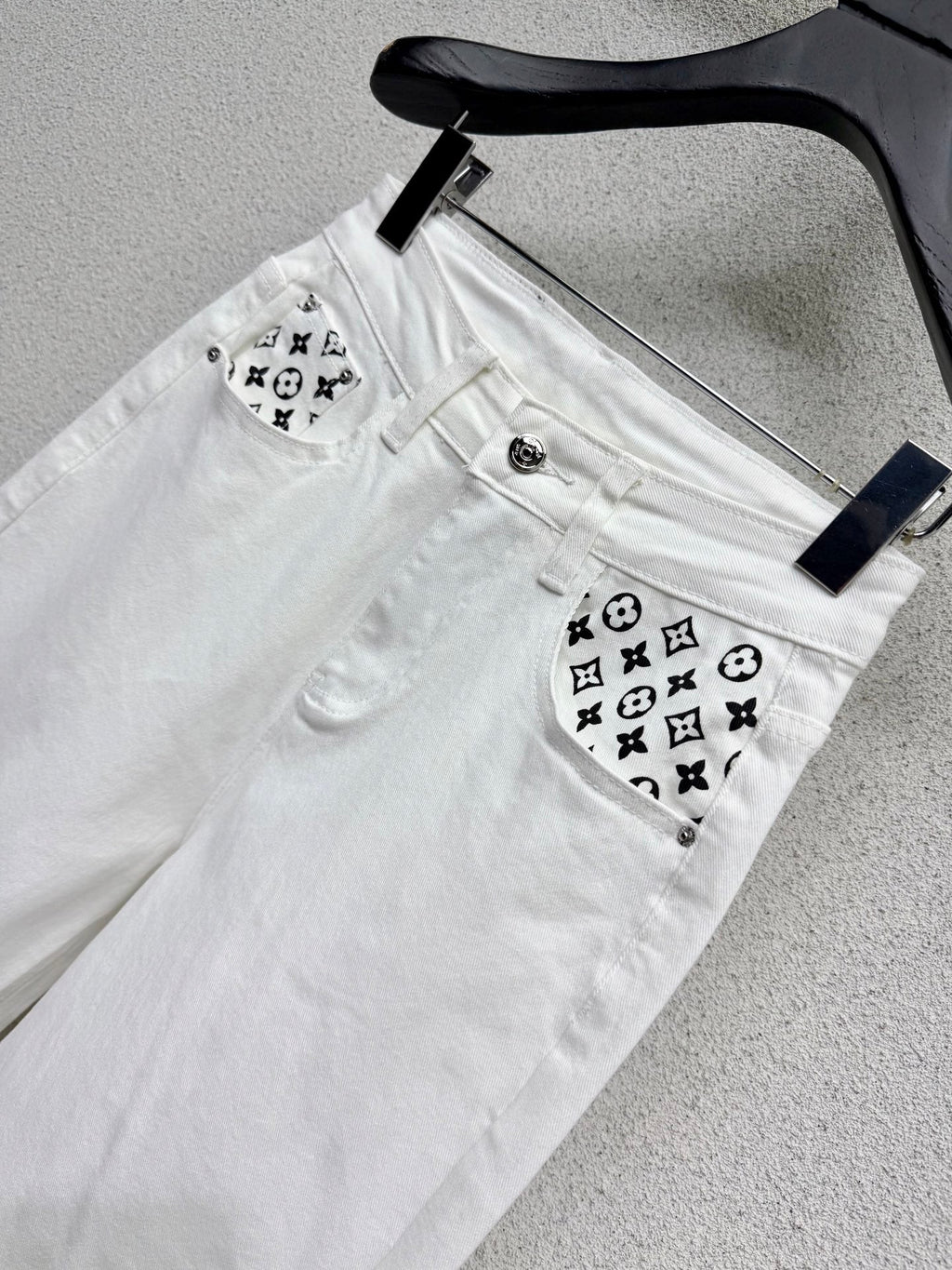Straight-leg wide-leg jeans