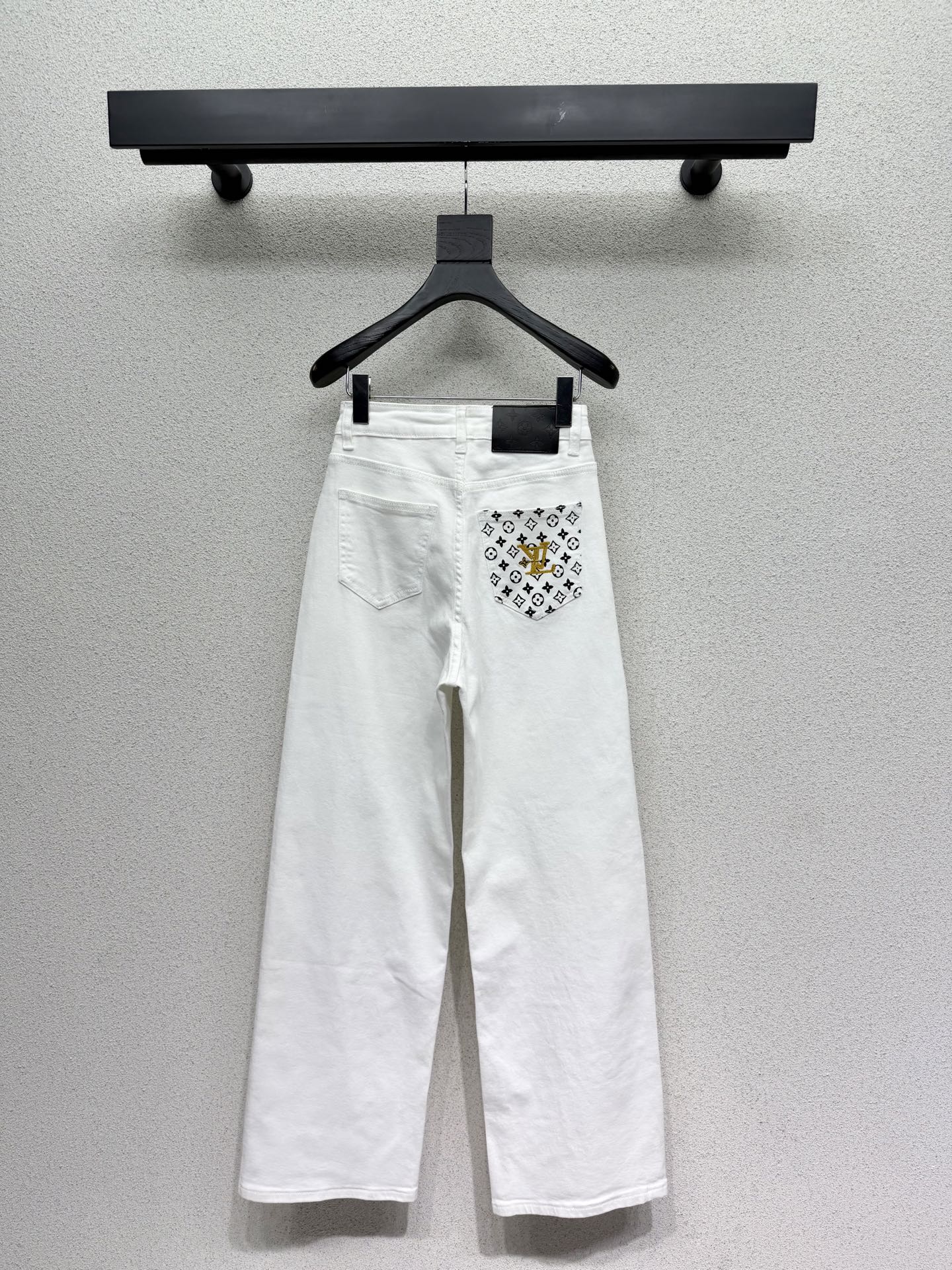 Straight-leg wide-leg jeans