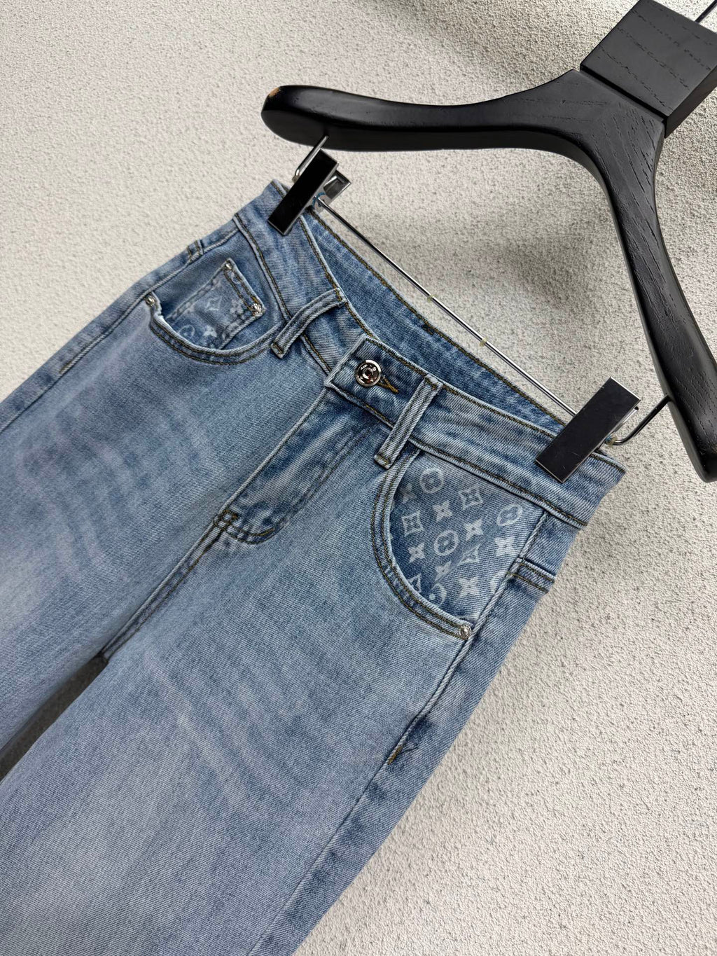 Straight-leg wide-leg jeans