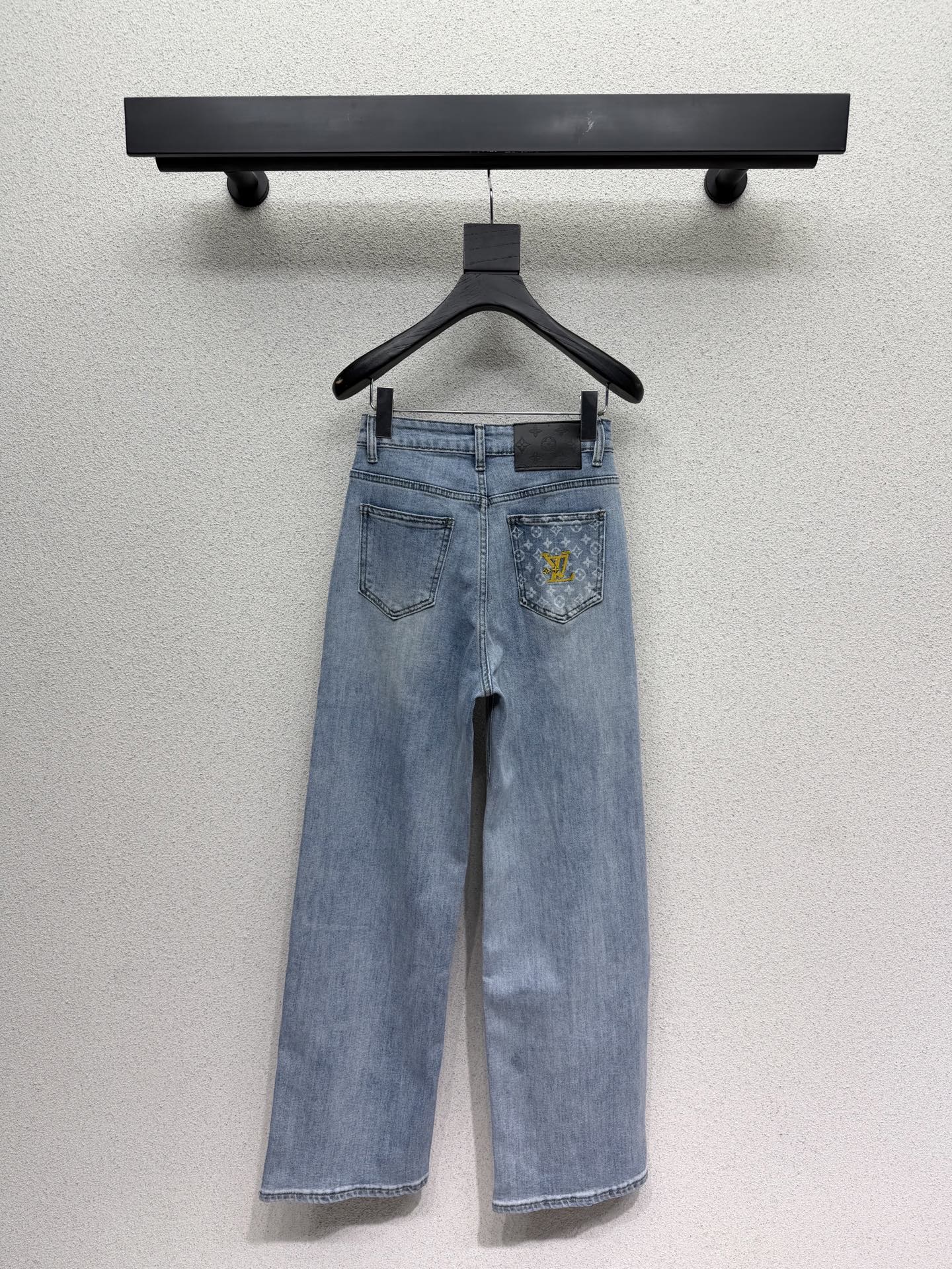Straight-leg wide-leg jeans