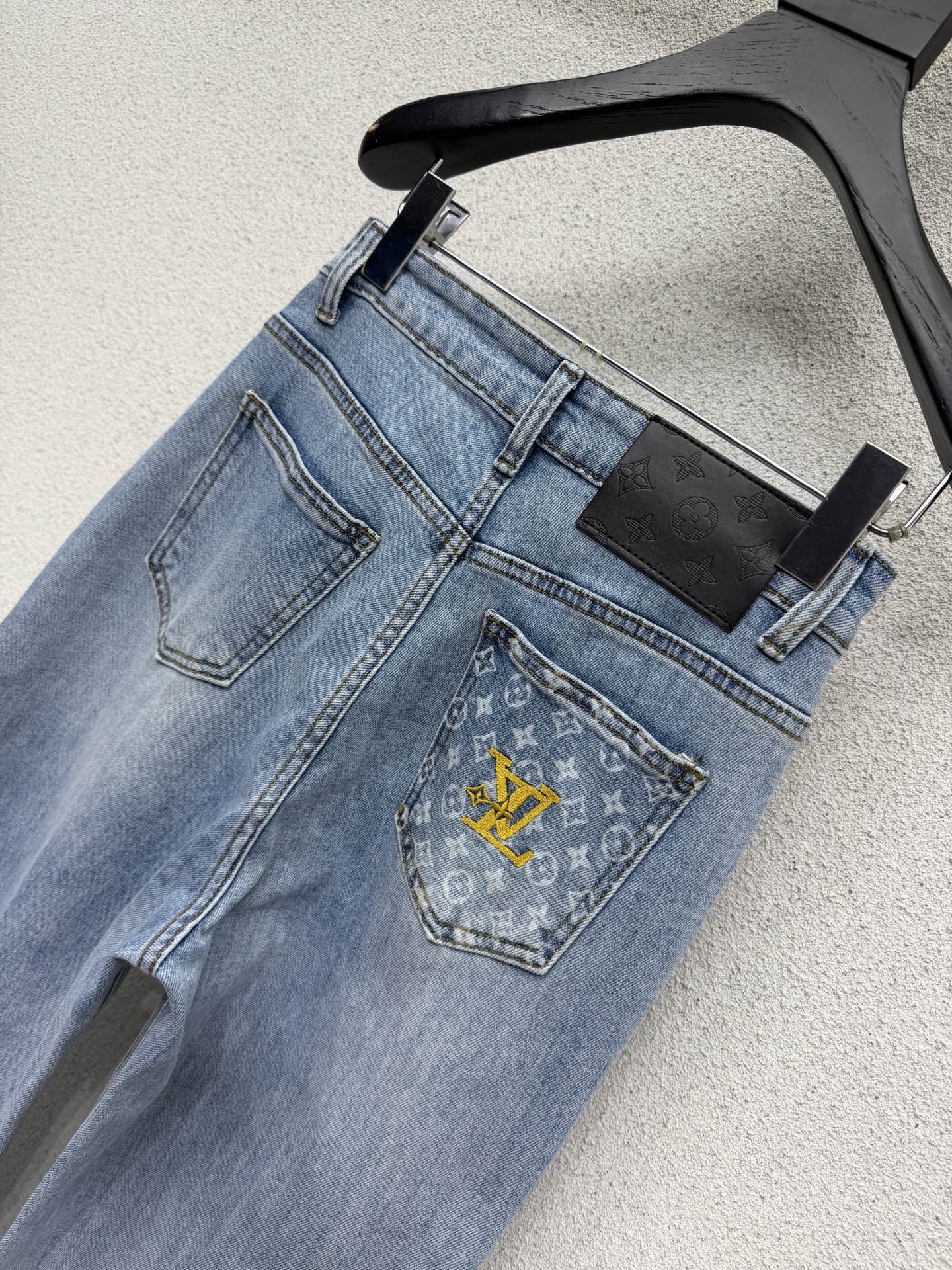 Straight-leg wide-leg jeans