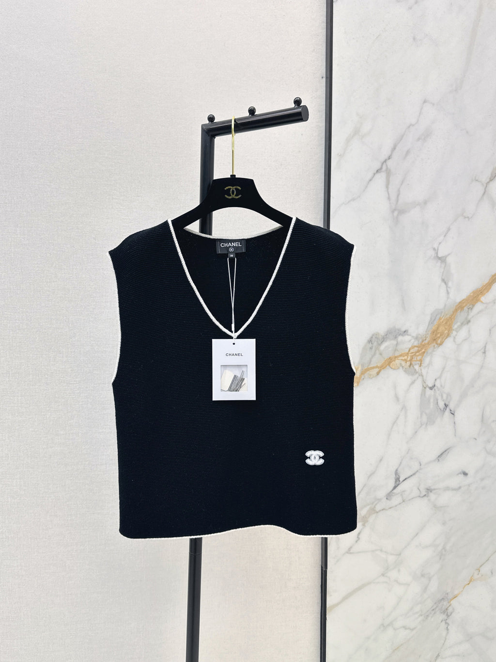 Color-blocked V-neck knit vest