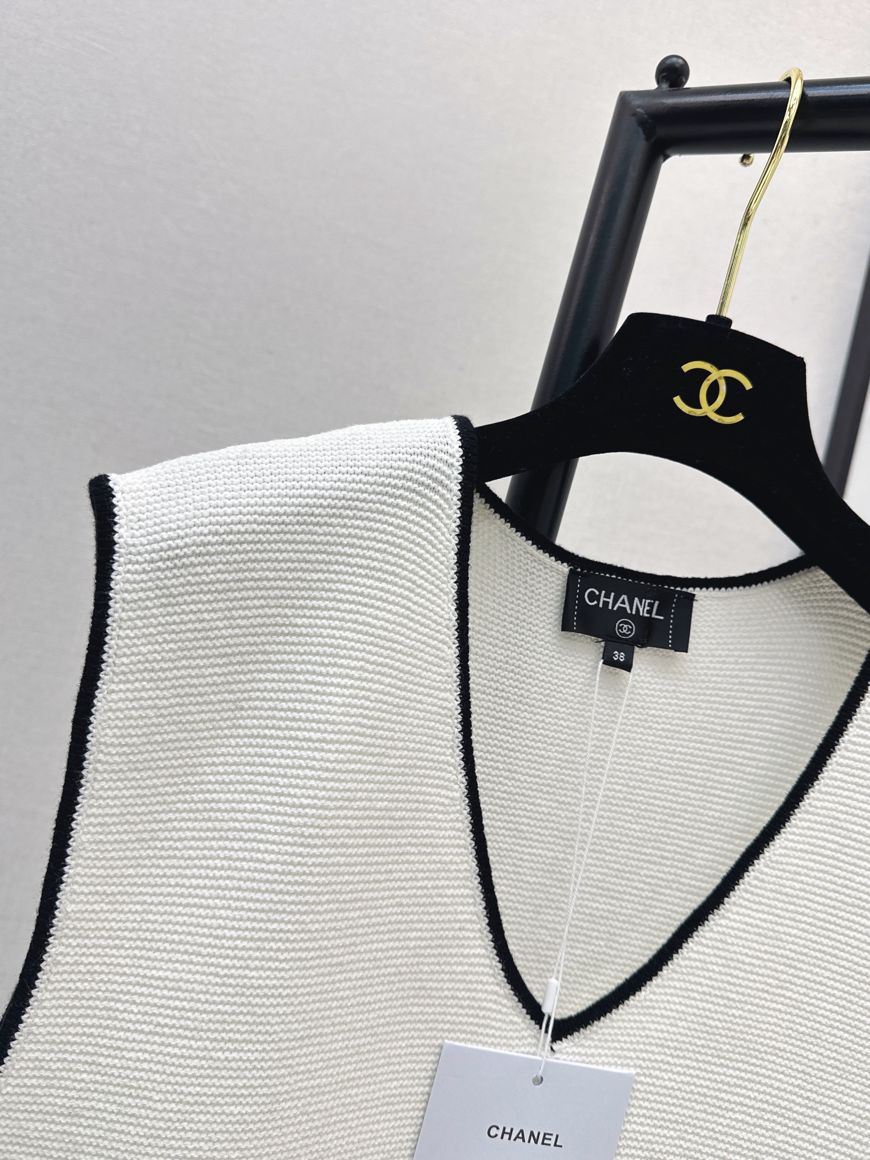 Color-blocked V-neck knit vest