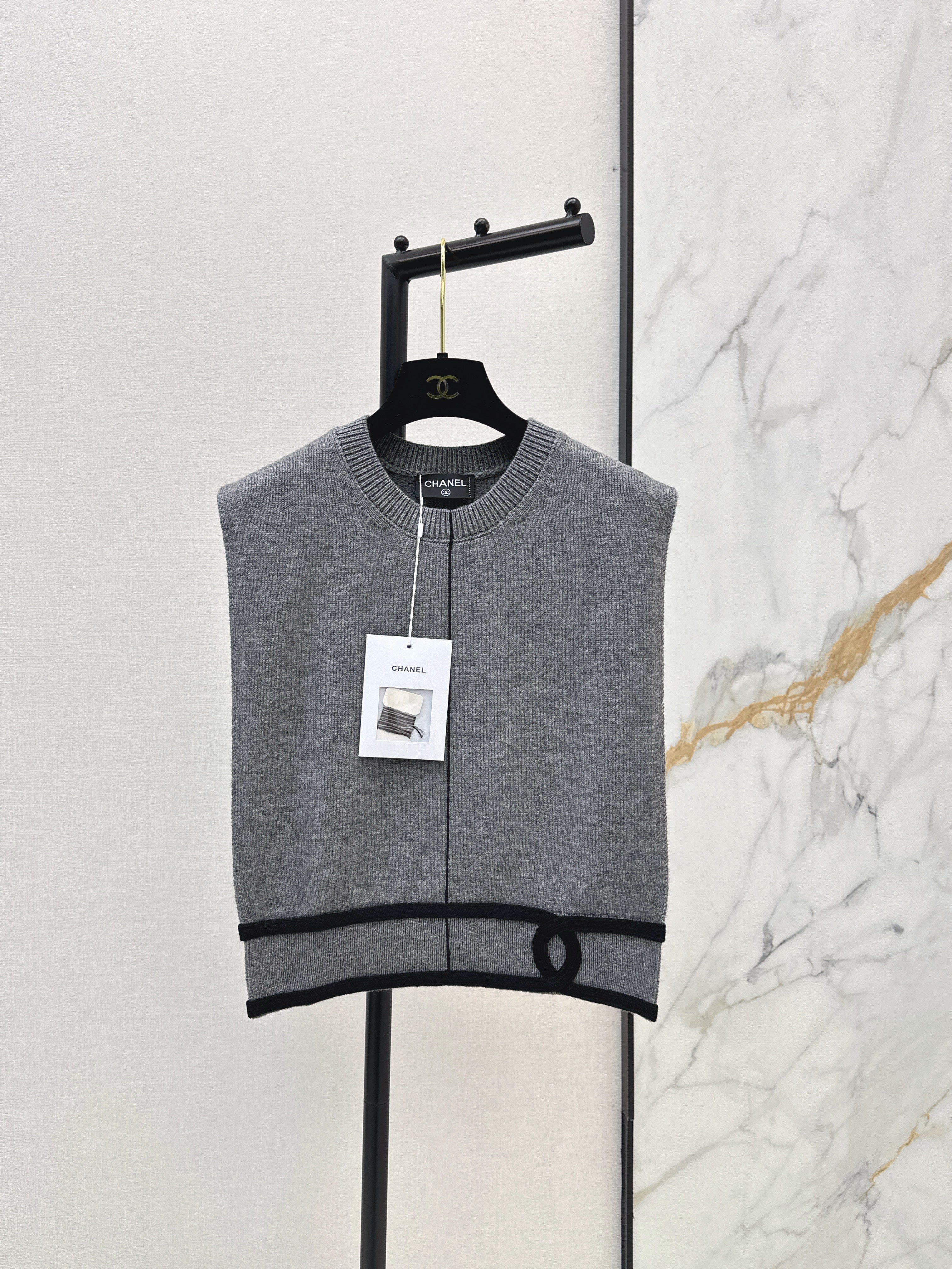 Color-blocked V-neck knit vest