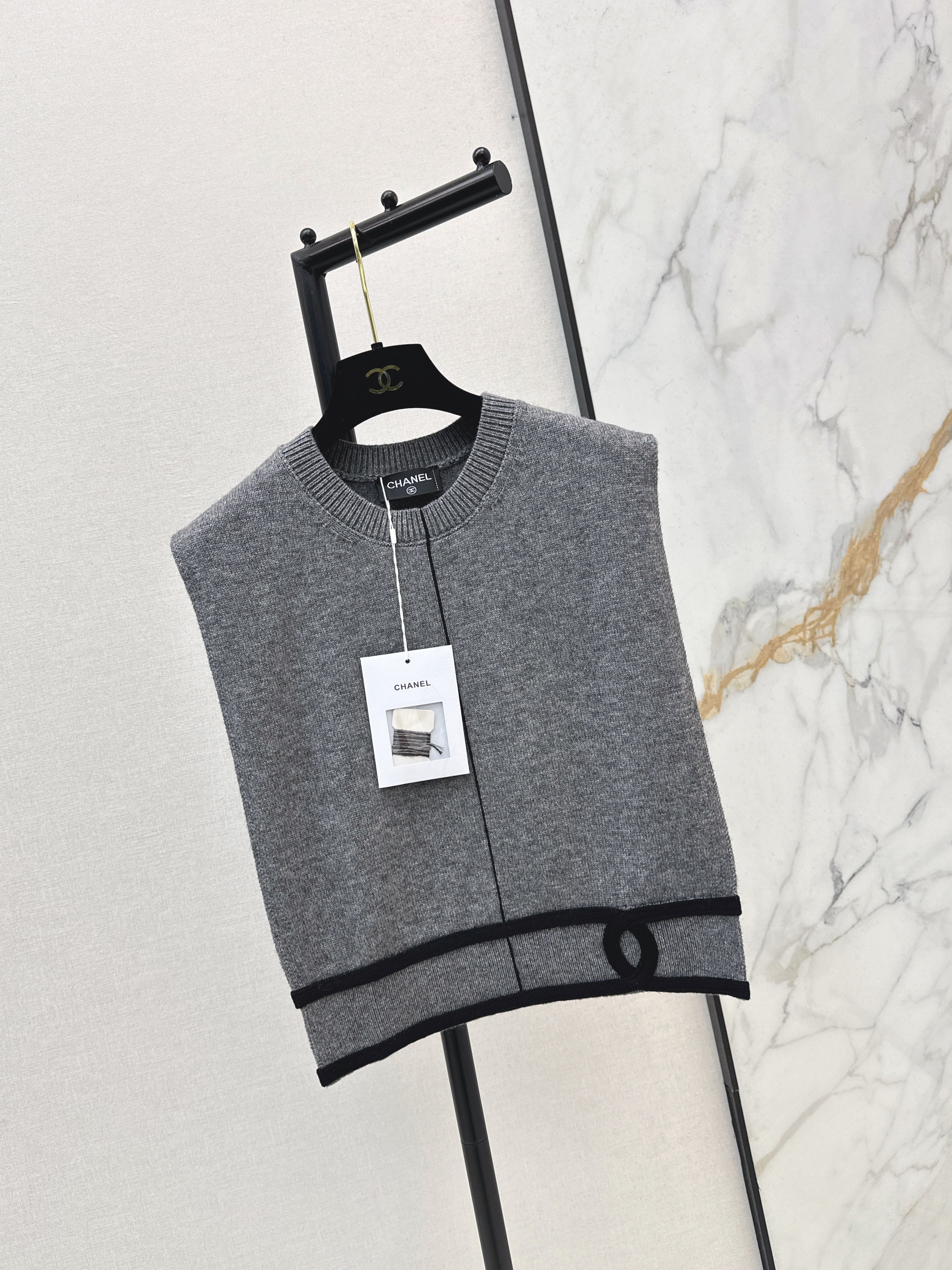 Color-blocked V-neck knit vest