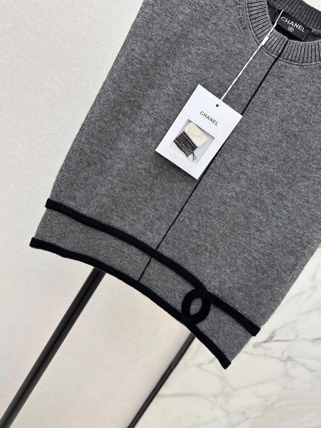 Color-blocked V-neck knit vest
