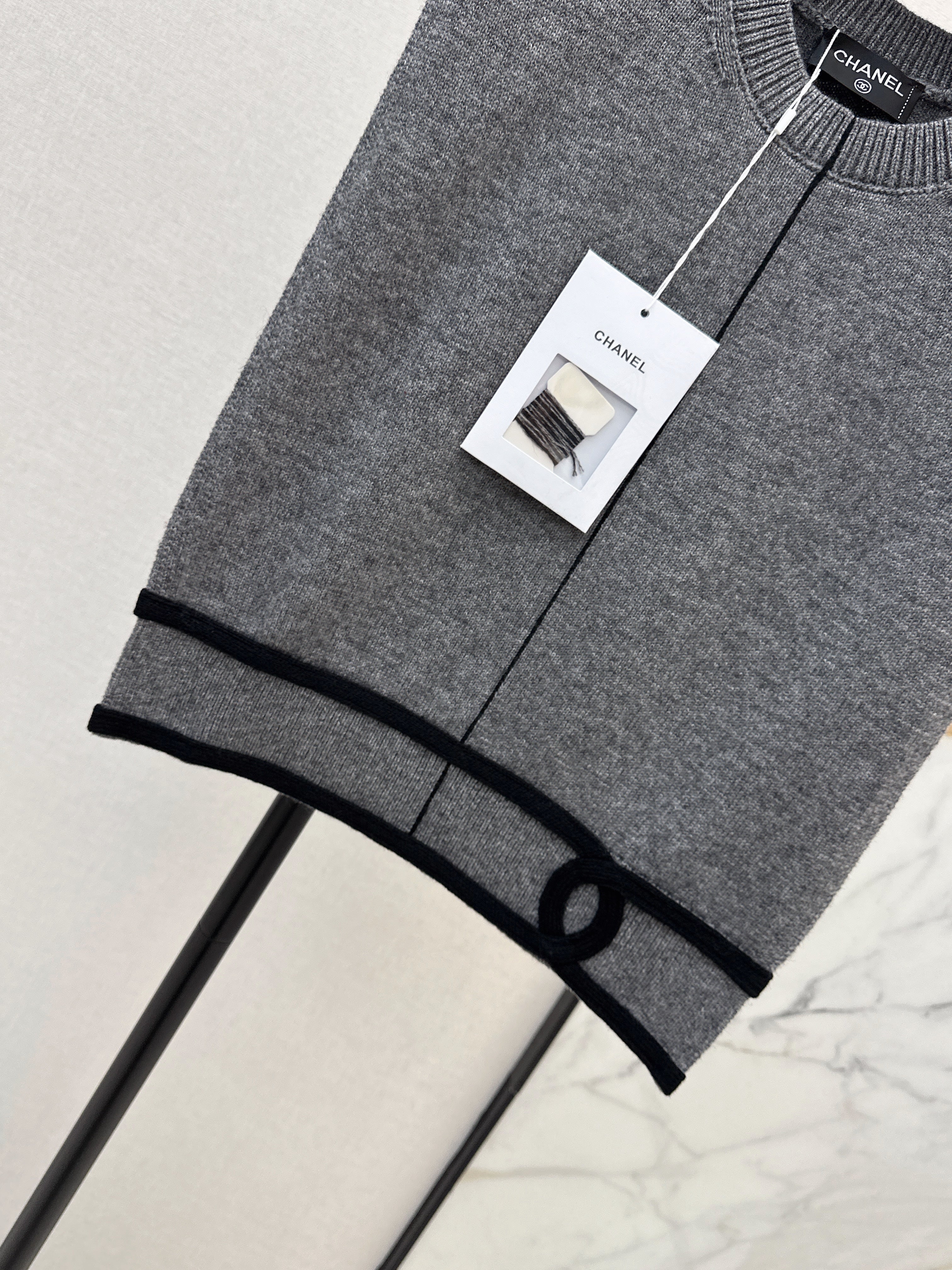 Color-blocked V-neck knit vest
