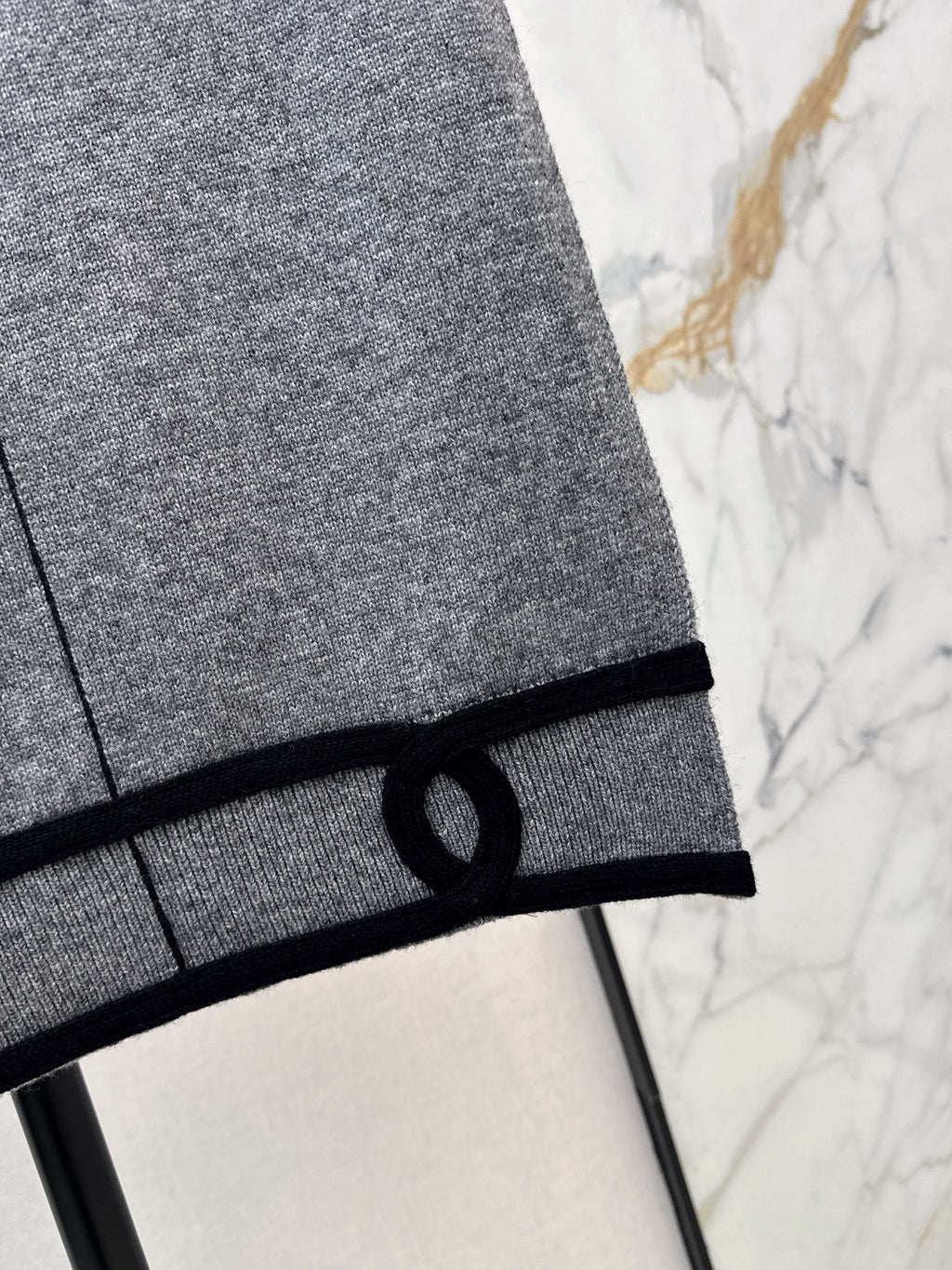 Color-blocked V-neck knit vest