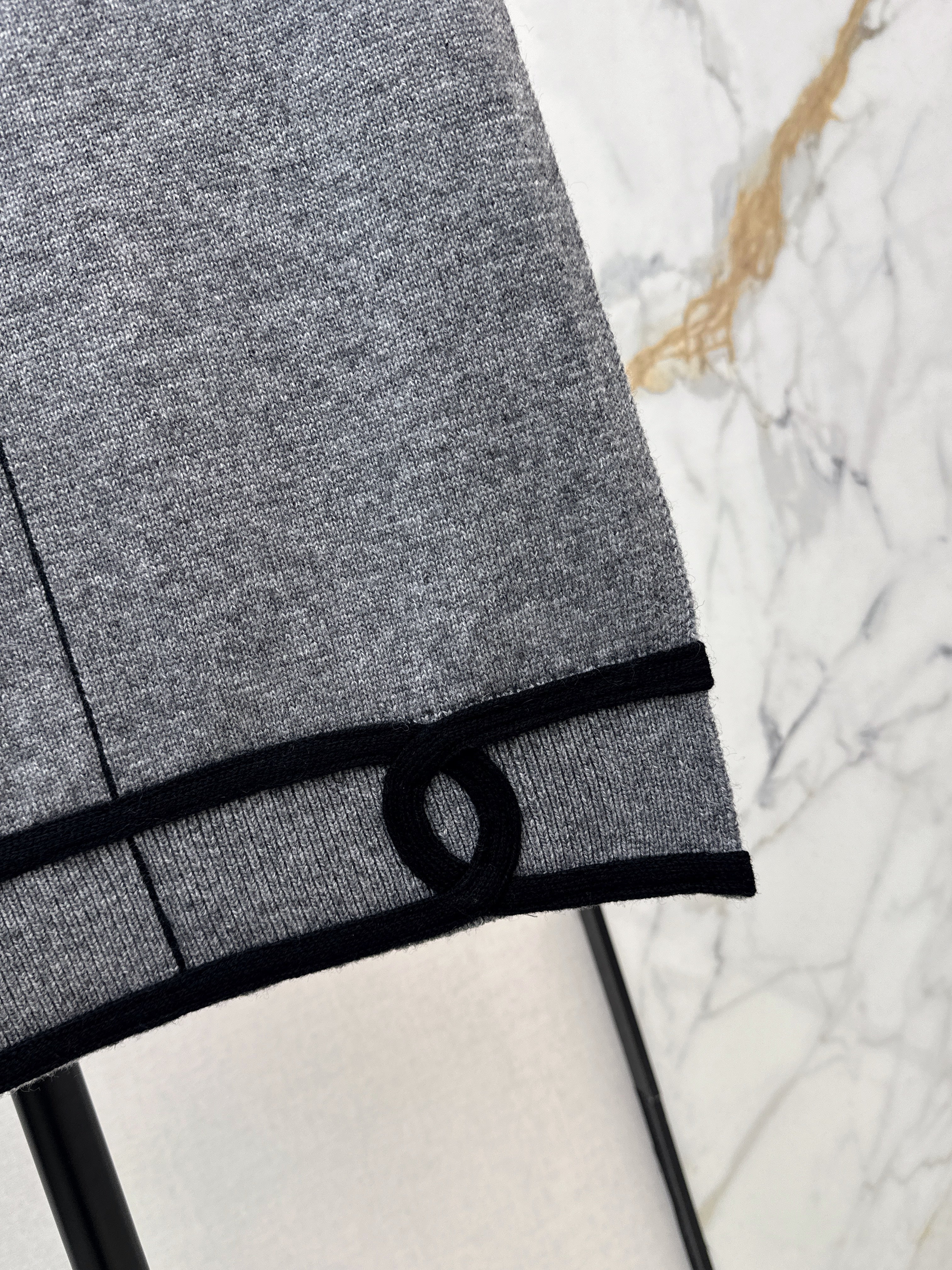 Color-blocked V-neck knit vest