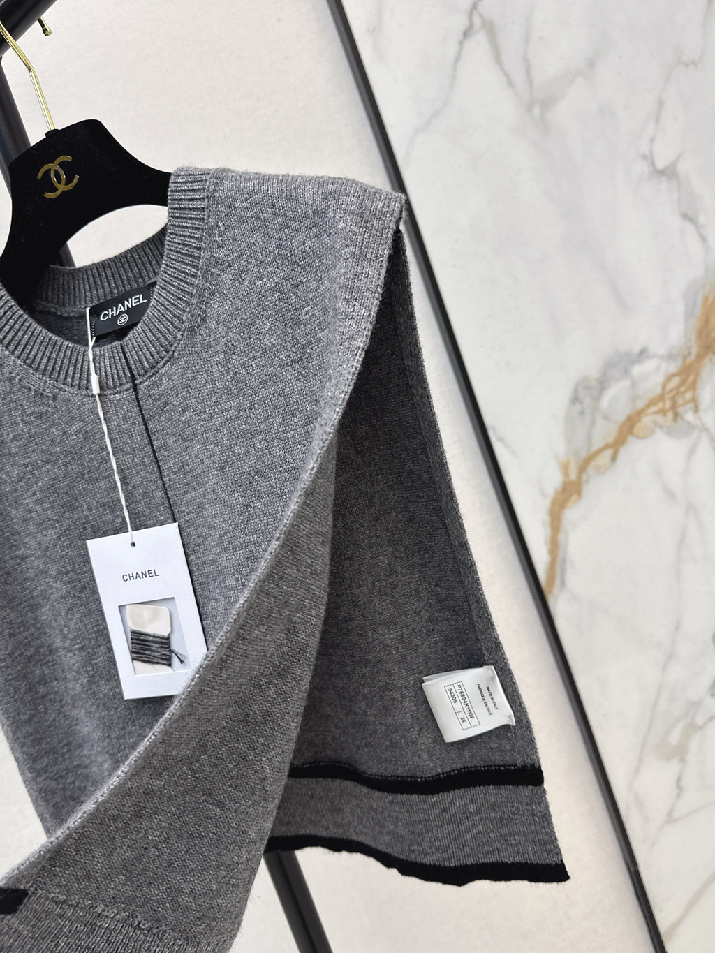 Color-blocked V-neck knit vest