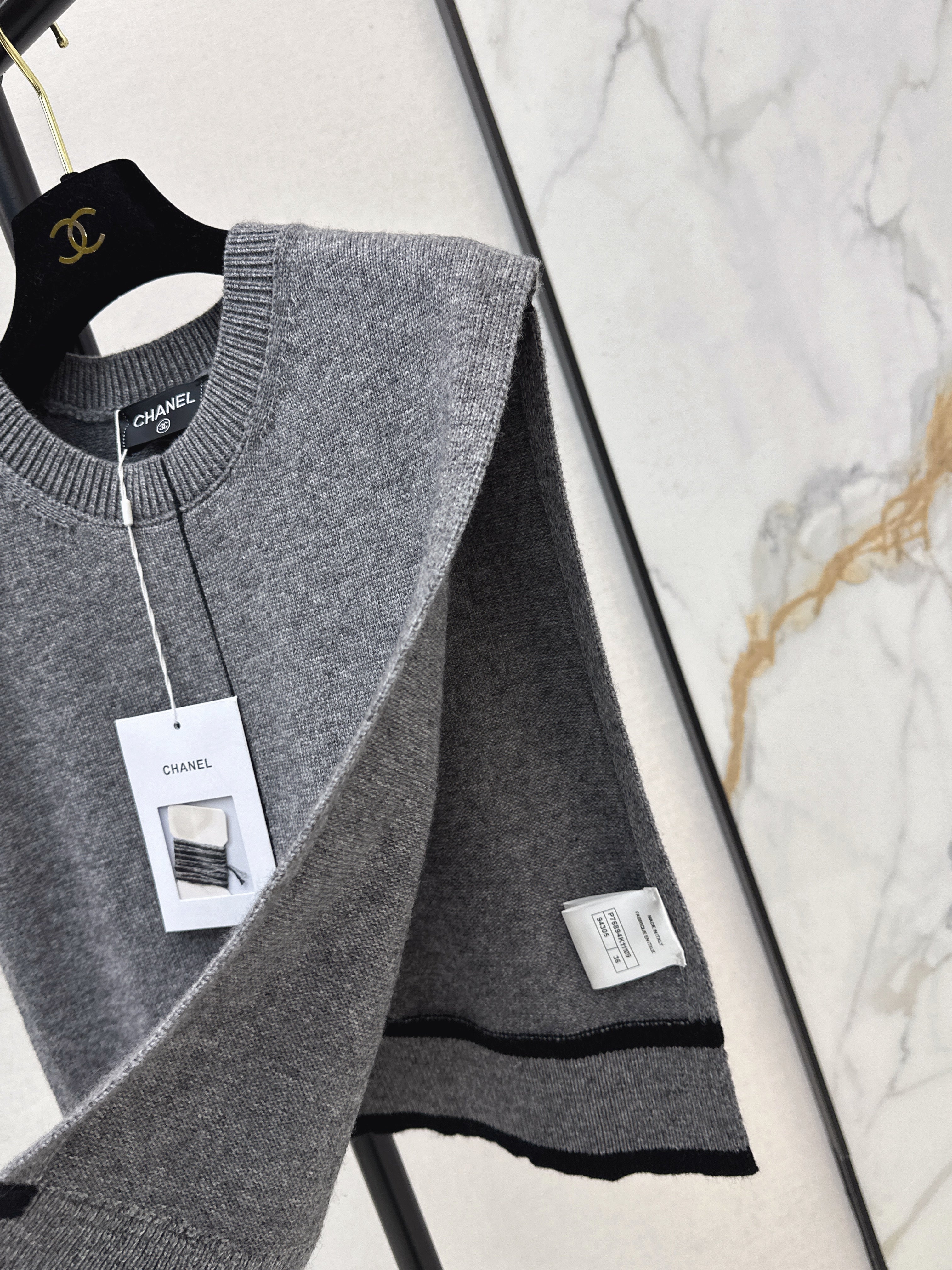 Color-blocked V-neck knit vest