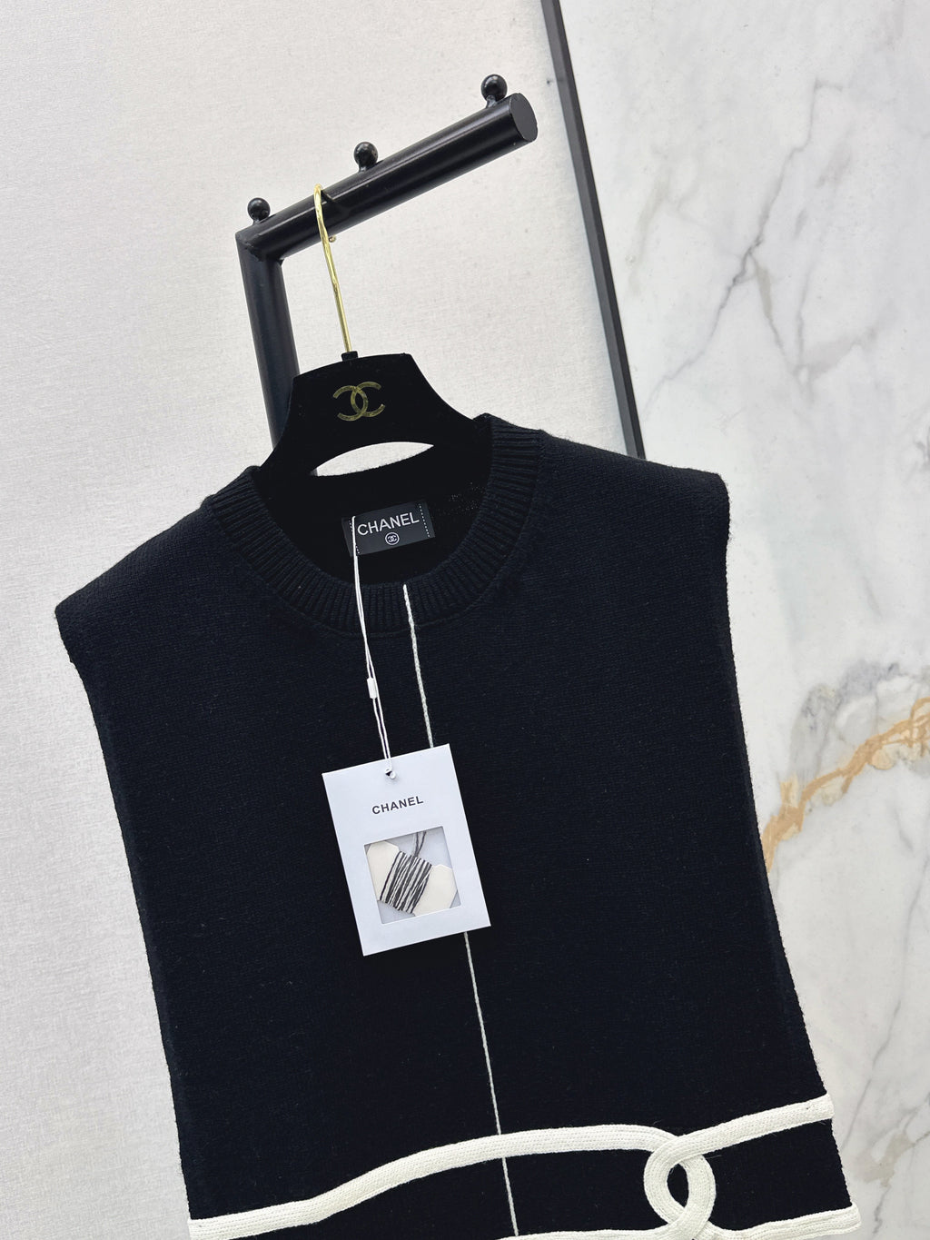 Color-blocked V-neck knit vest