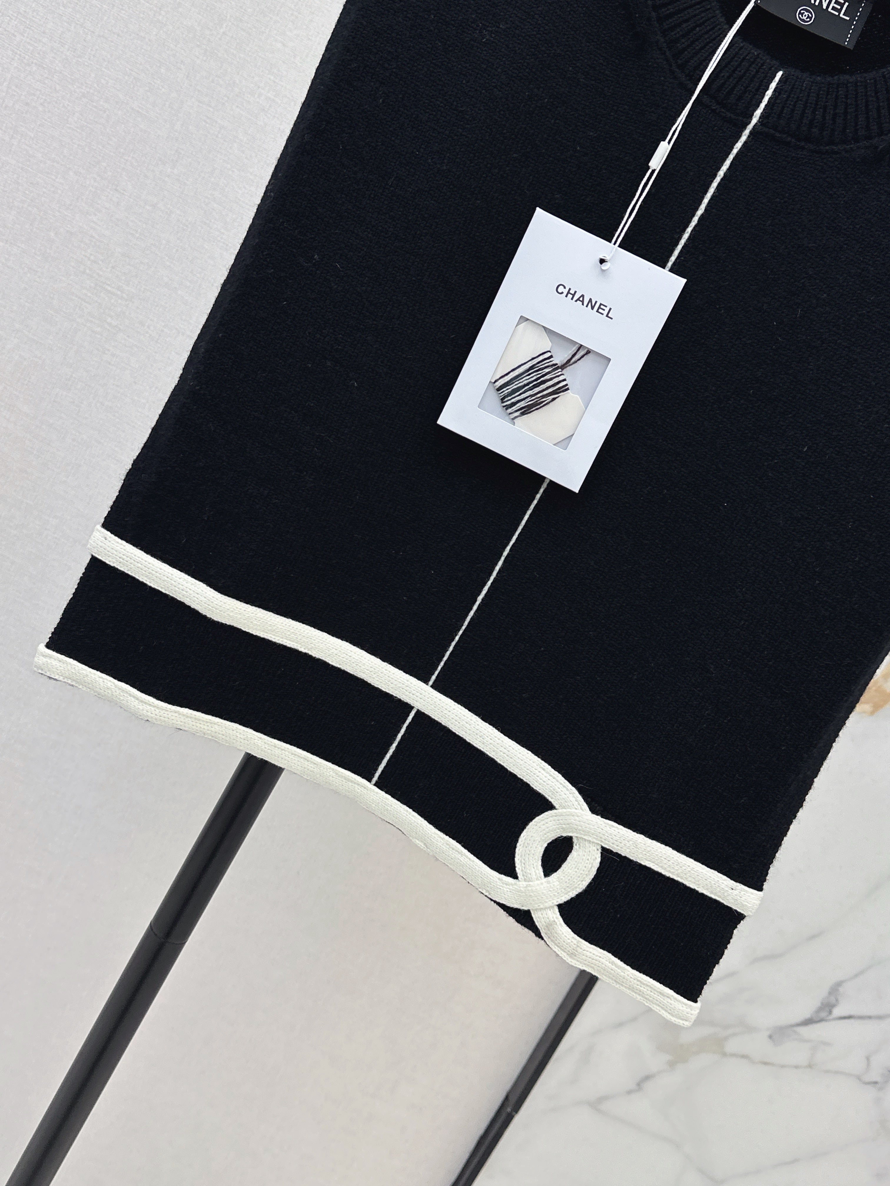 Color-blocked V-neck knit vest