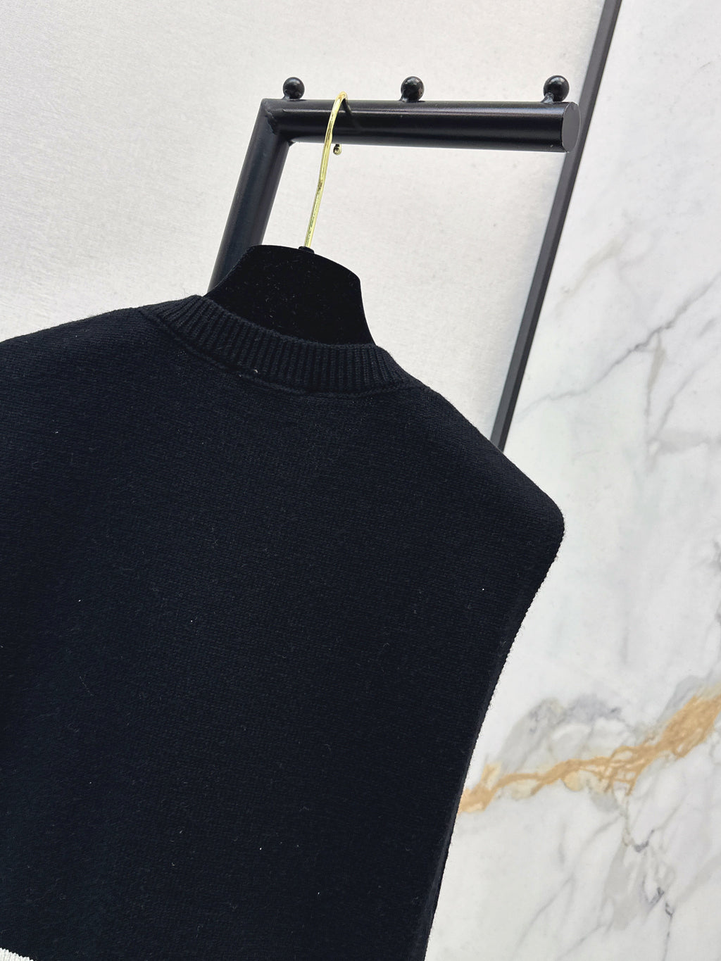 Color-blocked V-neck knit vest