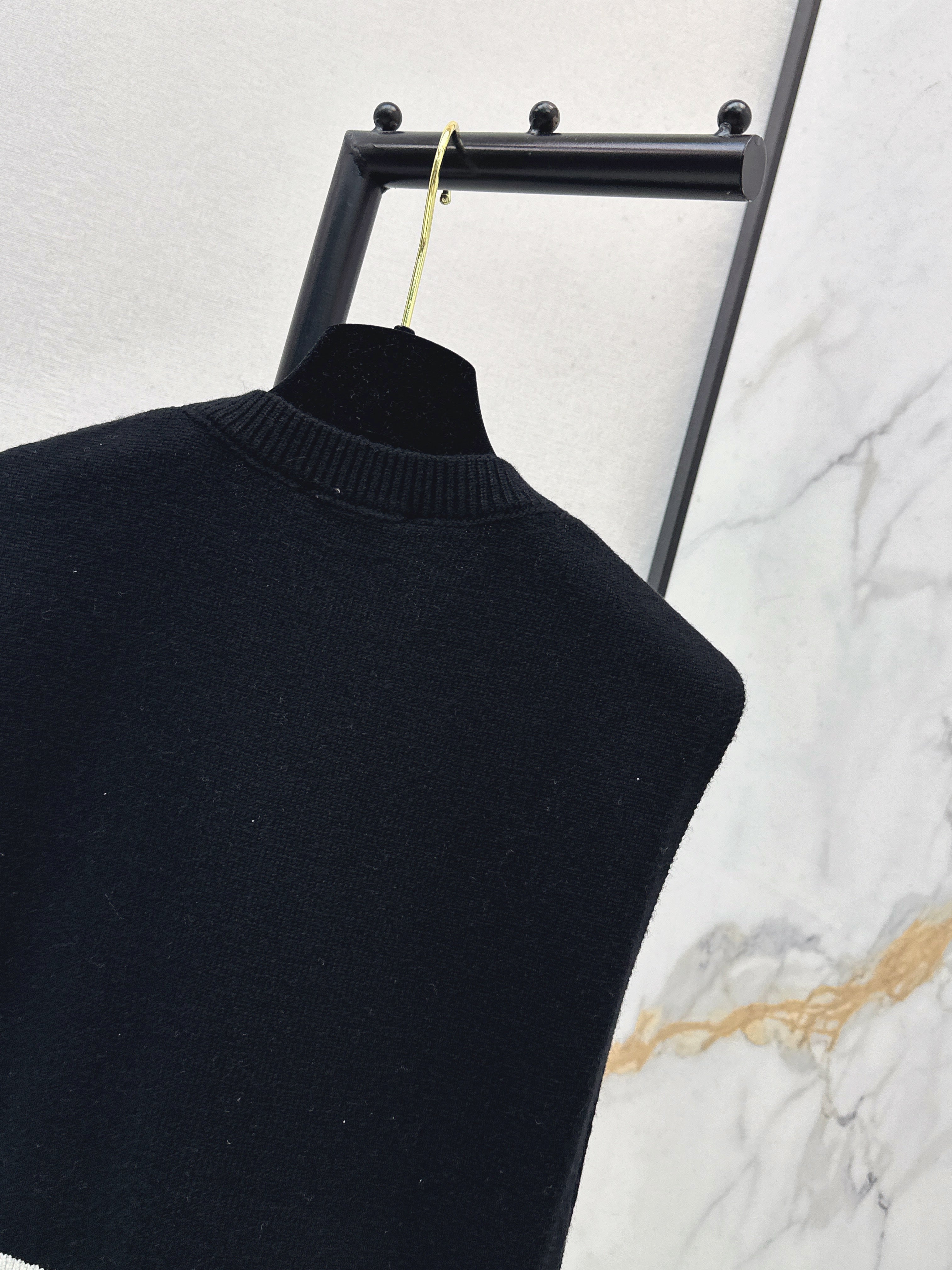 Color-blocked V-neck knit vest