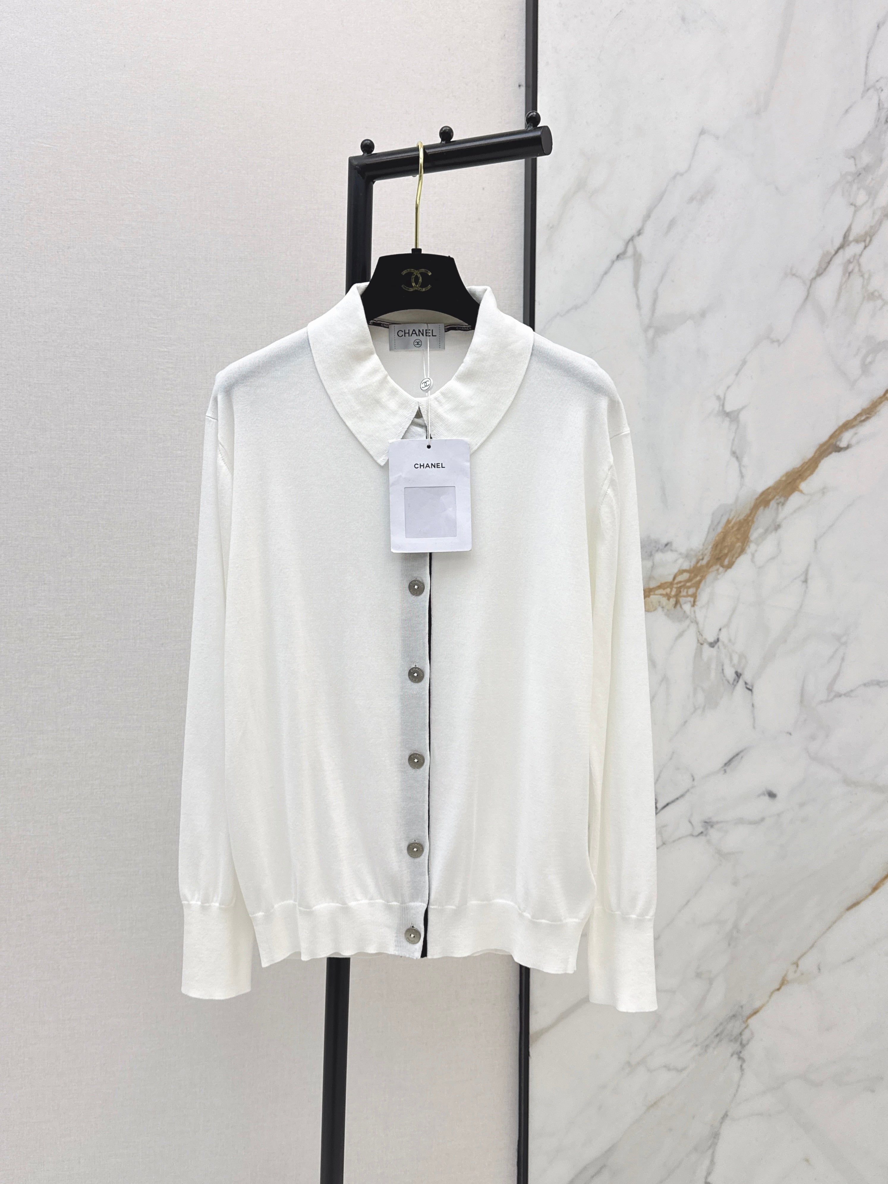 Color-blocked placket design with a turn-down collar