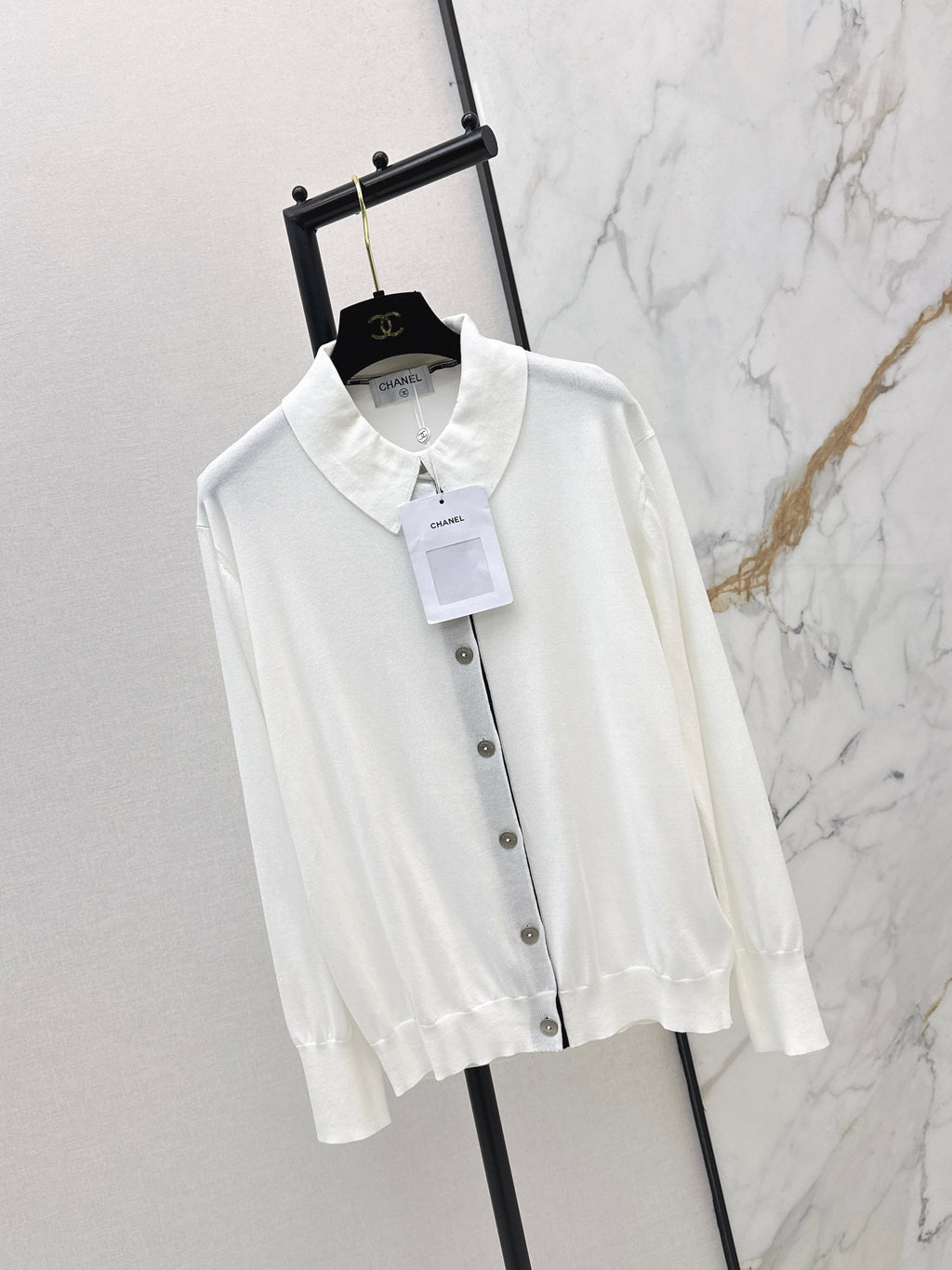Color-blocked placket design with a turn-down collar