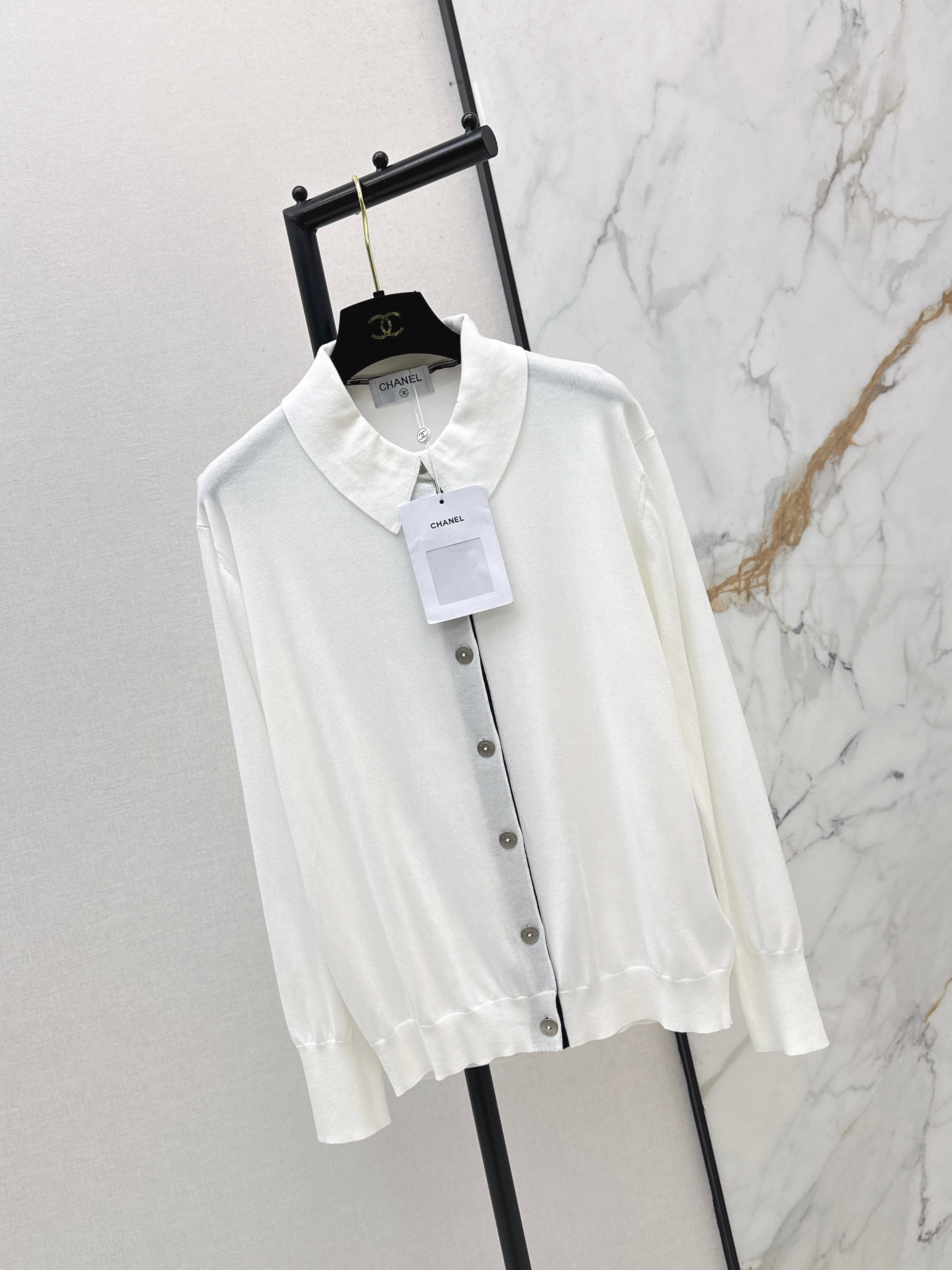 Color-blocked placket design with a turn-down collar